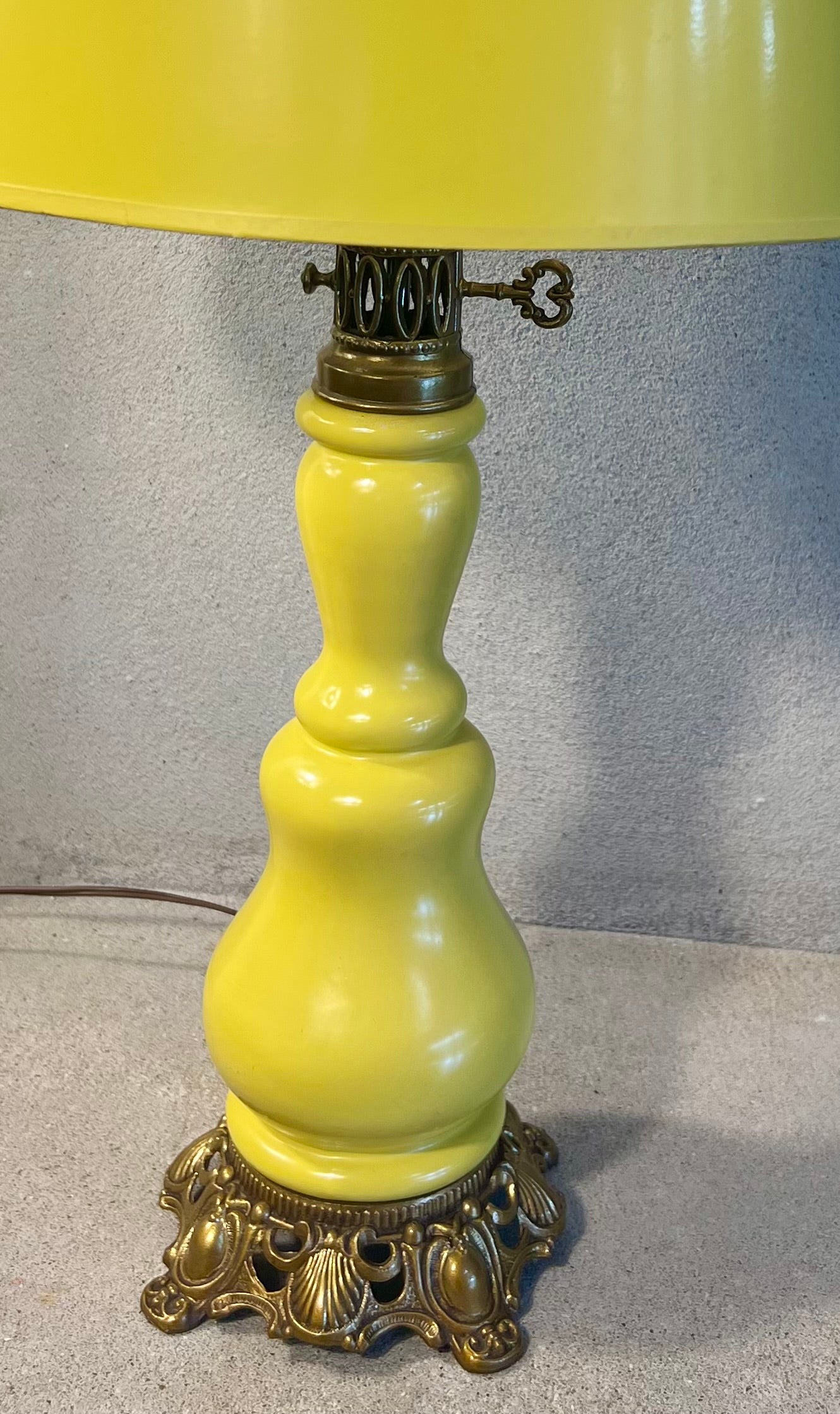 VINTAGE FRENCH OIL LAMP STYLE YELLOW CERAMIC TABLE LAMP WITH ORNATE BRASS BASE