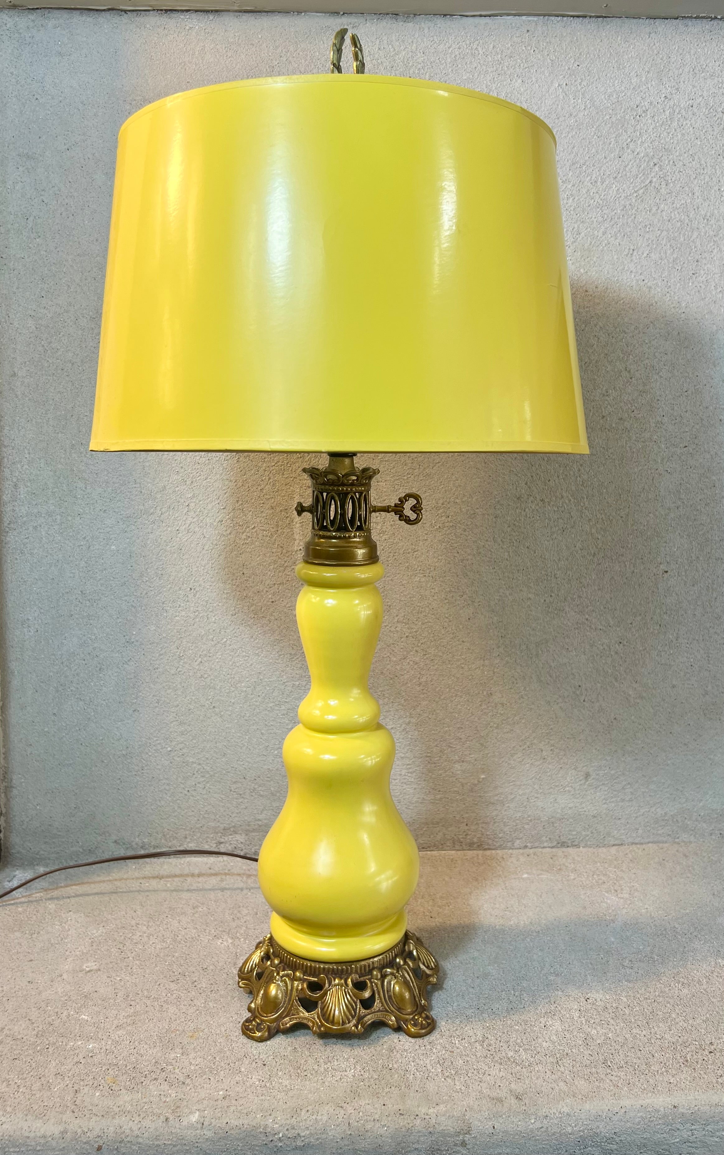 VINTAGE FRENCH OIL LAMP STYLE YELLOW CERAMIC TABLE LAMP WITH ORNATE BRASS BASE