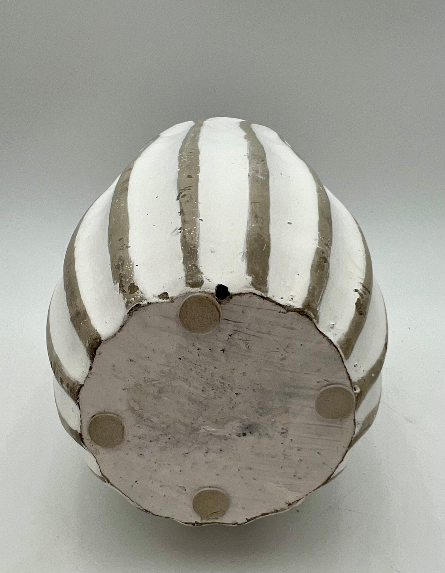 SCALLOPED RUSTIC STRIPED POTTERY BOHO VASE – NEUTRAL BEIGE & WHITE DECOR PIECE