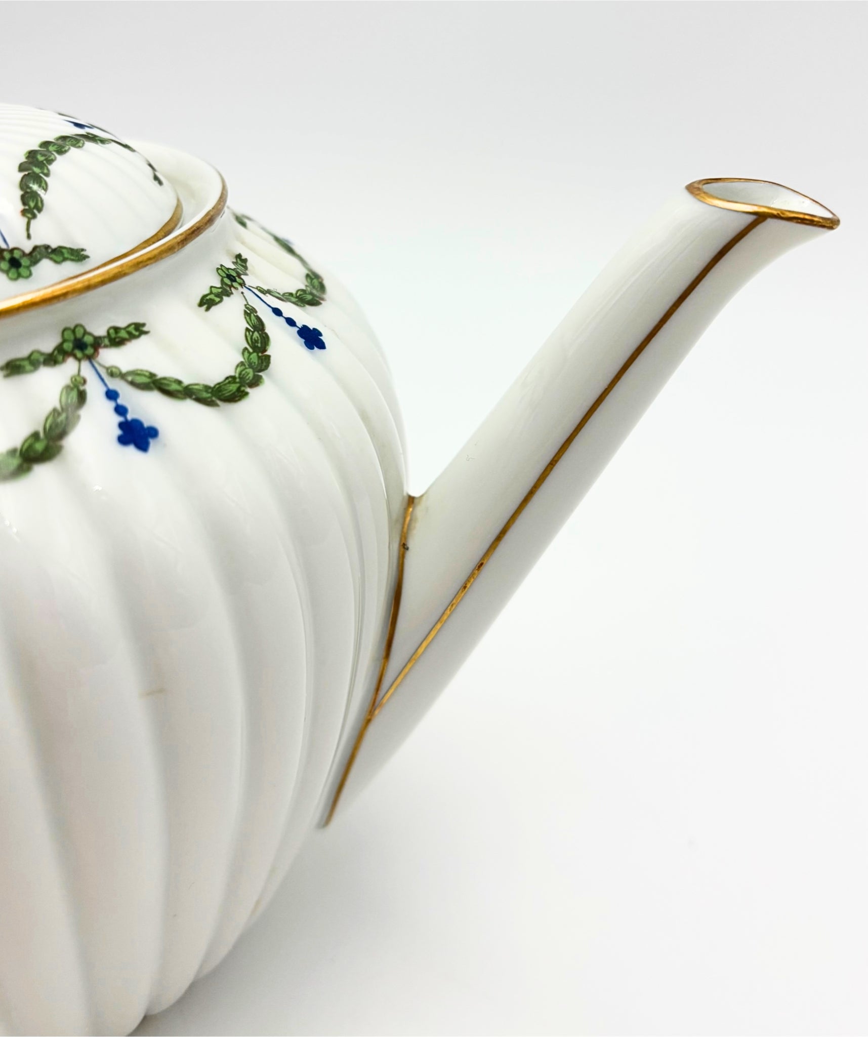 VINTAGE LANTERNE AND CO. LIMOGES LIVERDY PORCELAIN TEAPOT – FRENCH RIBBED GARLAND TEA POT WITH GOLD TRIM
