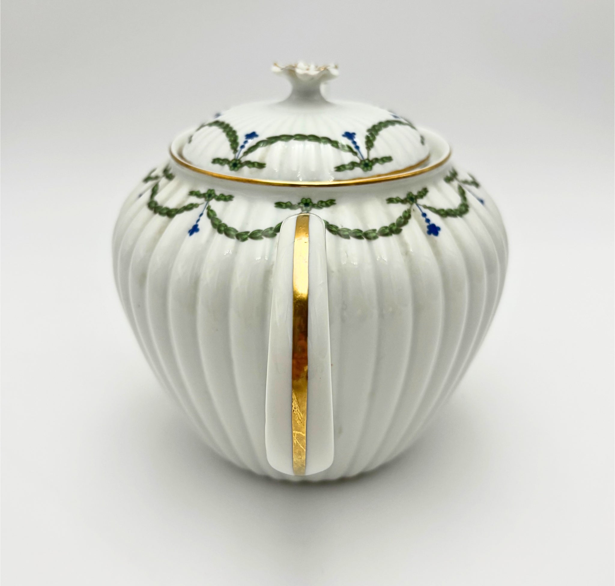 VINTAGE LANTERNE AND CO. LIMOGES LIVERDY PORCELAIN TEAPOT – FRENCH RIBBED GARLAND TEA POT WITH GOLD TRIM