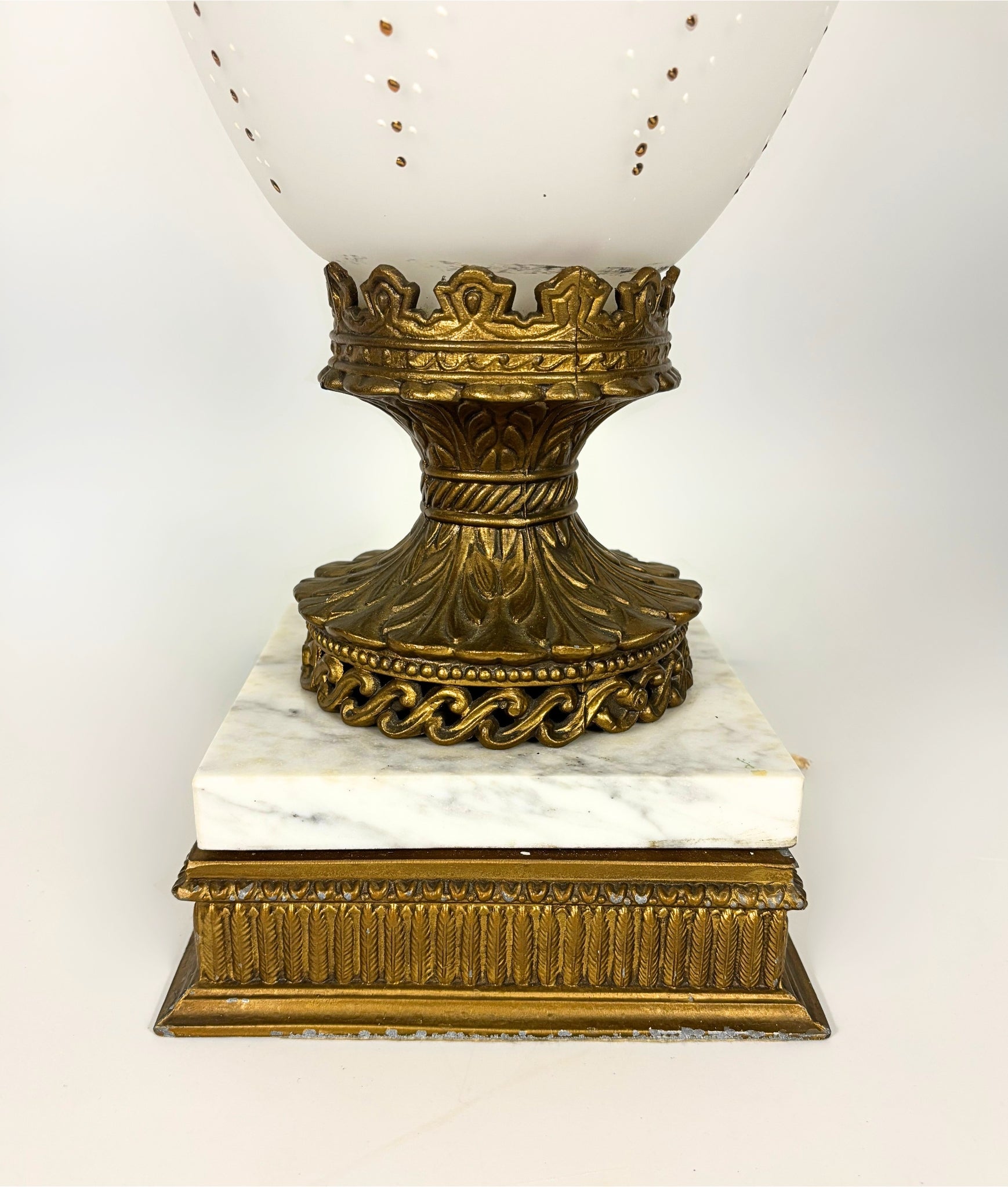 VINTAGE HOLLYWOOD REGENCY WHITE & GOLD LAMP; GOLD URN TABLE LAMP WITH MARBLE BASE