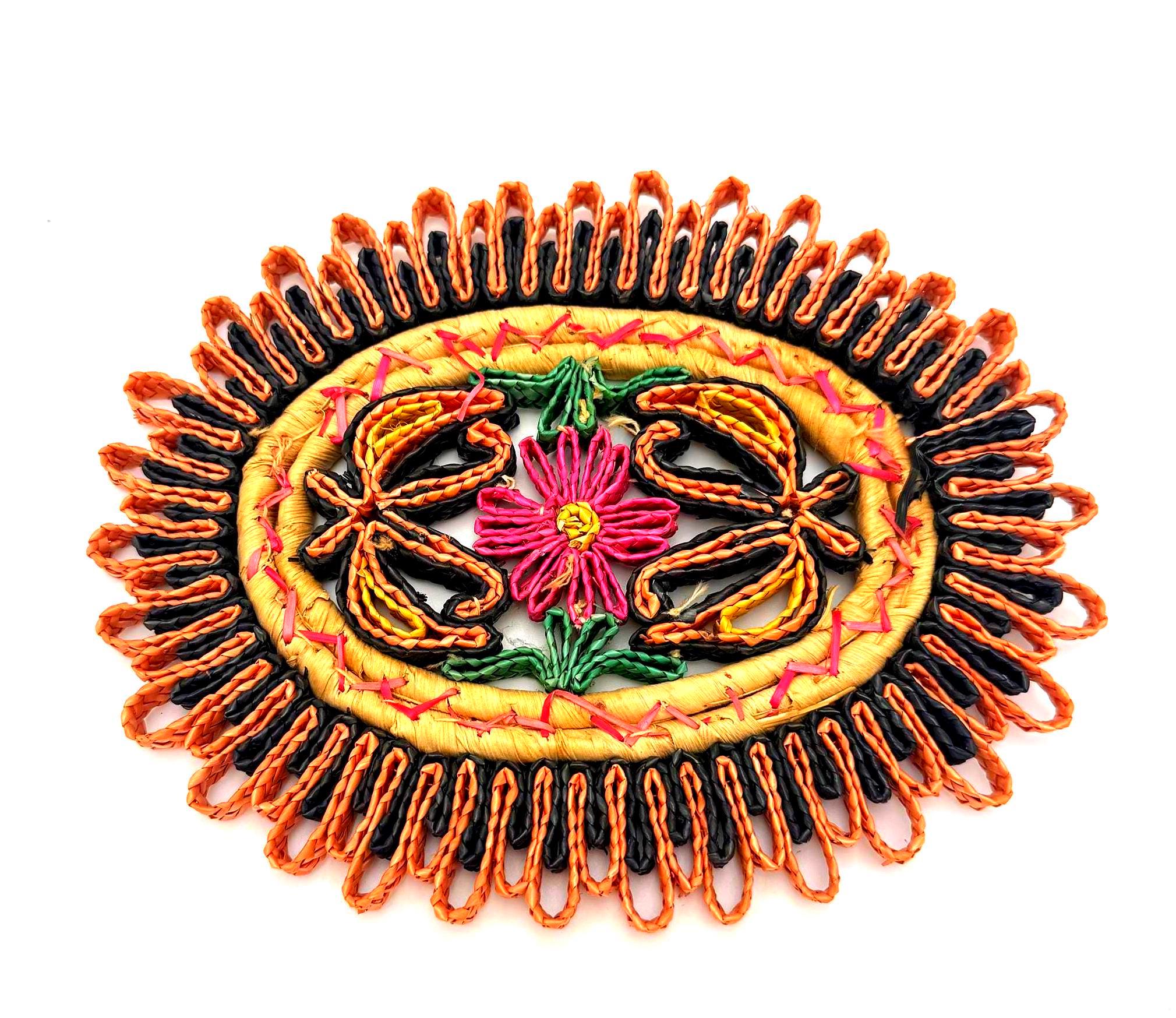 VINTAGE HANDWOVEN RAFFIA WALL HANGING – BOHO FOLK ART MEDALLION, SCULPTURAL WOVEN STRAW WALL ART