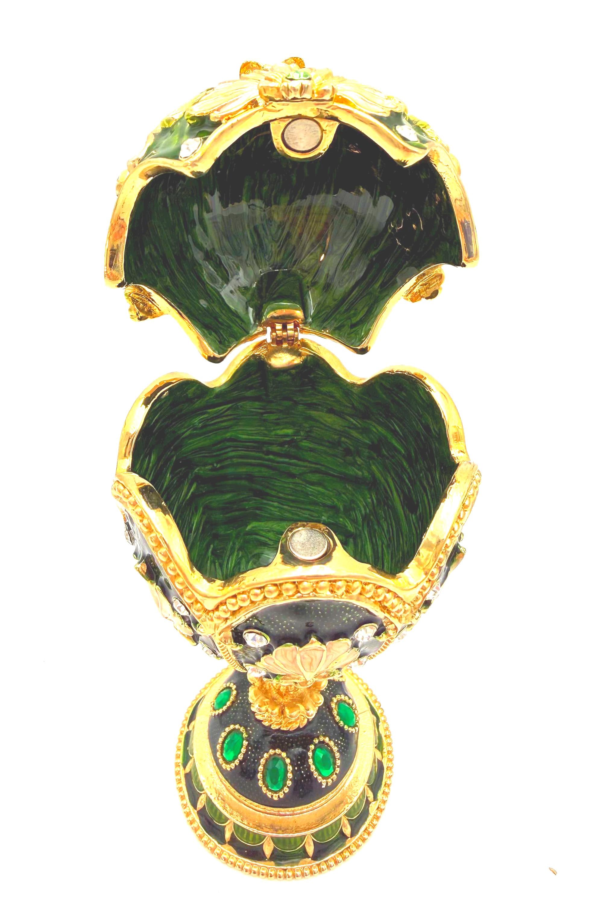 FABERGÉ STYLE EMERALD GREEN JEWELED EGG TRINKET BOX WITH GOLD SCROLLWORK AND PEDESTAL BASE – 7 INCH DECORATIVE JEWELRY BOX