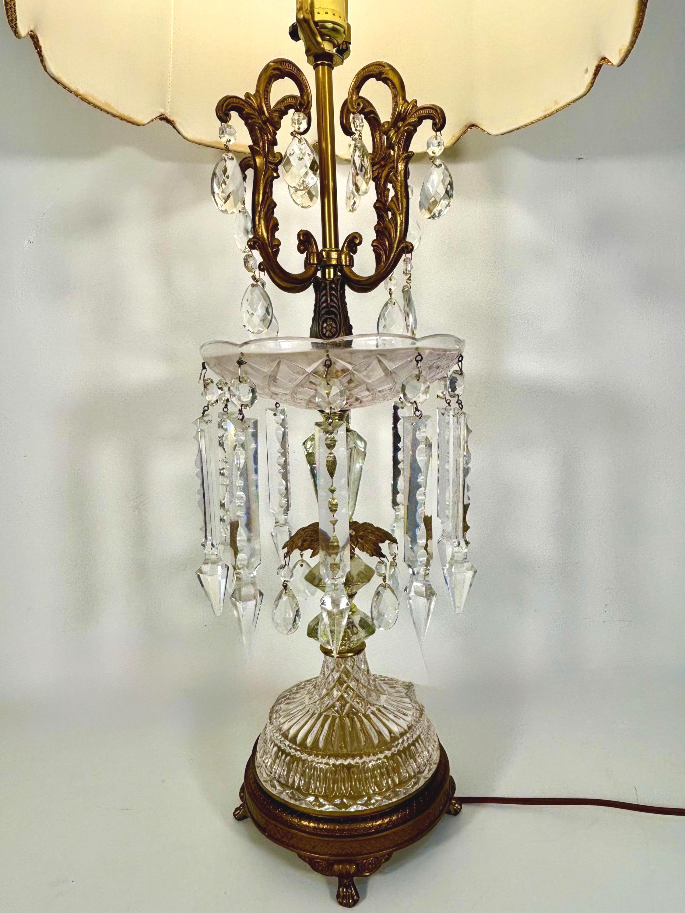 VINTAGE HOLLYWOOD REGENCY CRYSTAL PRISM TABLE LAMP CIRCA 1960S–1970S GILT METAL BOUDOIR LAMP 40 INCH PALM BEACH REGENCY LIGHTING