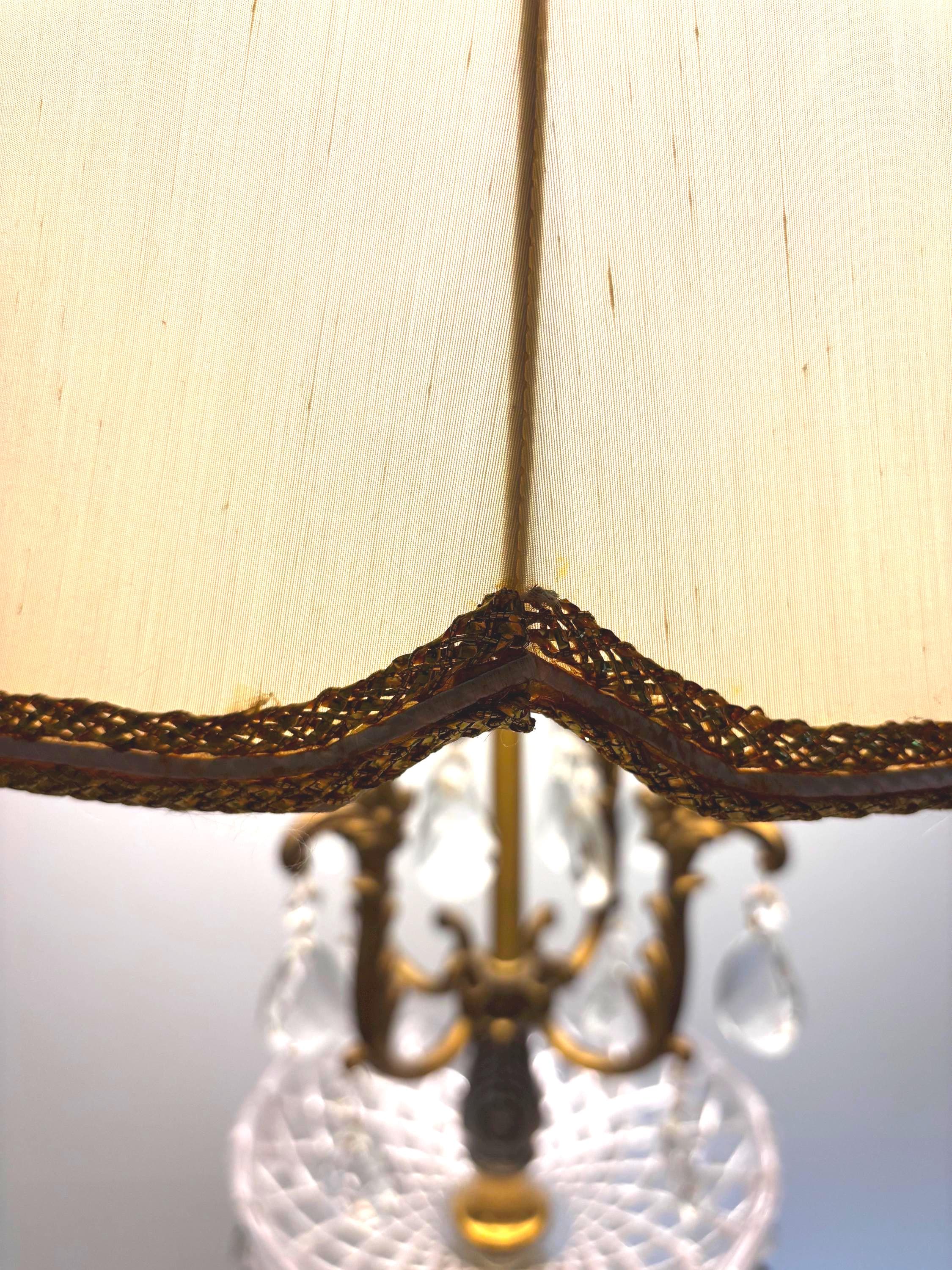 VINTAGE HOLLYWOOD REGENCY CRYSTAL PRISM TABLE LAMP CIRCA 1960S–1970S GILT METAL BOUDOIR LAMP 40 INCH PALM BEACH REGENCY LIGHTING