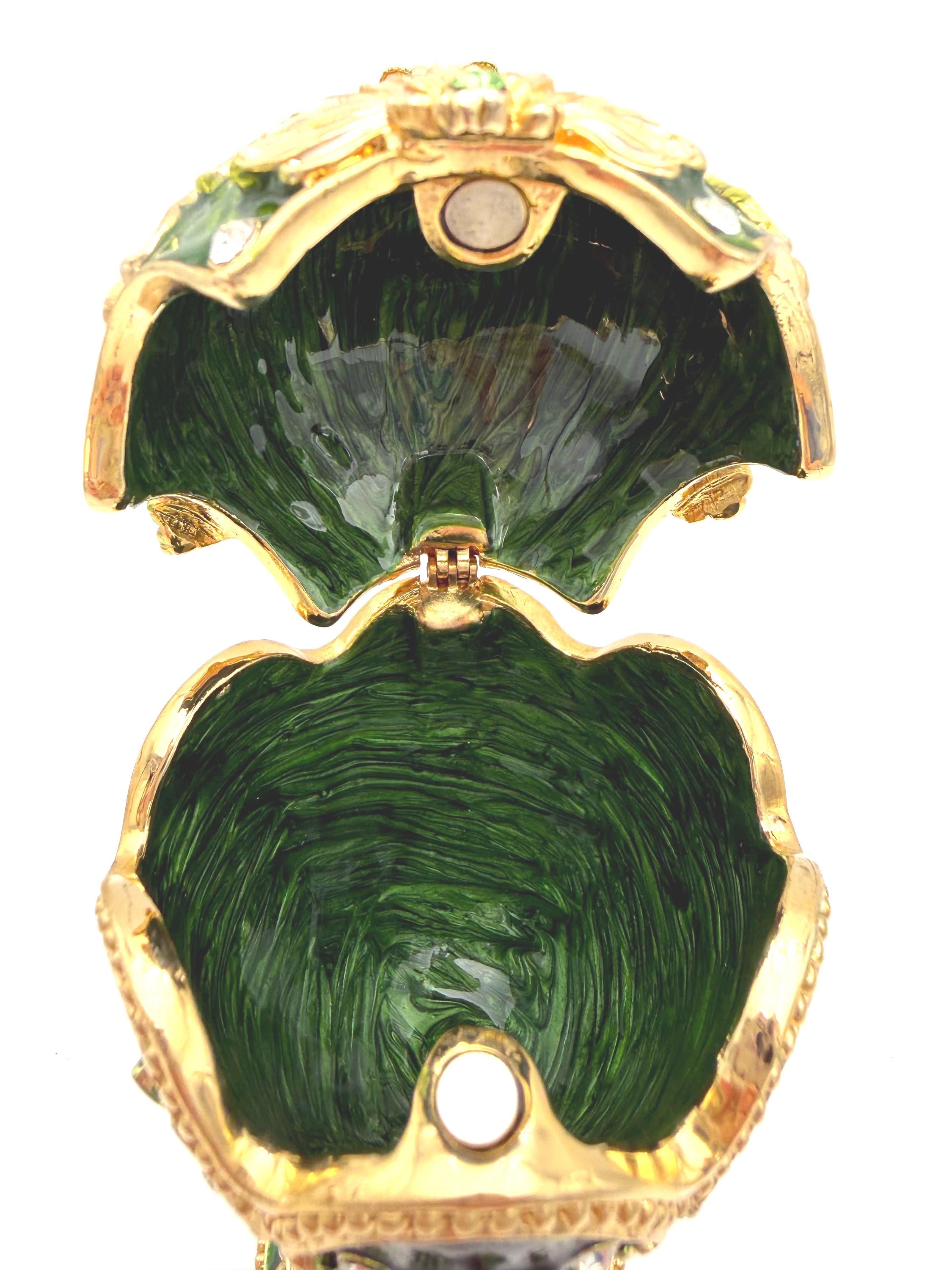 FABERGÉ STYLE EMERALD GREEN JEWELED EGG TRINKET BOX WITH GOLD SCROLLWORK AND PEDESTAL BASE – 7 INCH DECORATIVE JEWELRY BOX