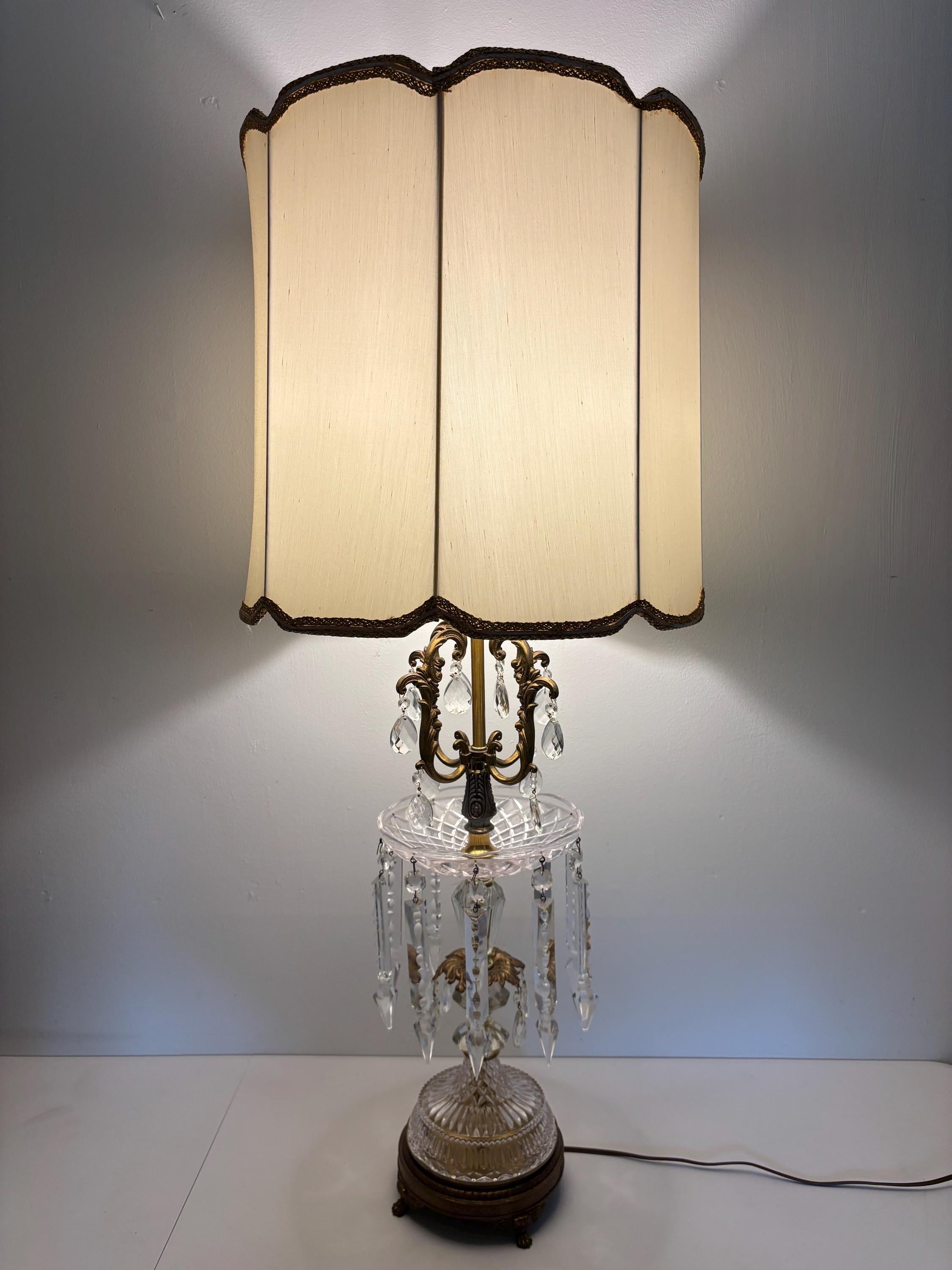 VINTAGE HOLLYWOOD REGENCY CRYSTAL PRISM TABLE LAMP CIRCA 1960S–1970S GILT METAL BOUDOIR LAMP 40 INCH PALM BEACH REGENCY LIGHTING