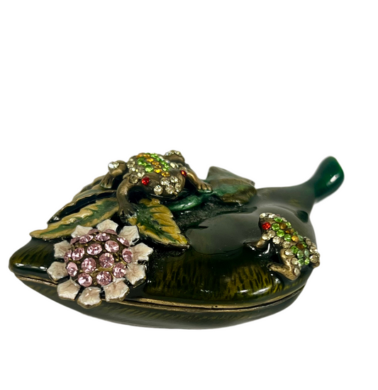 VINTAGE SMALL TRINKET/JEWELRY BOX SHAPED LIKE A LILY PAD WITH TWO FROGS AND A FLOWER
