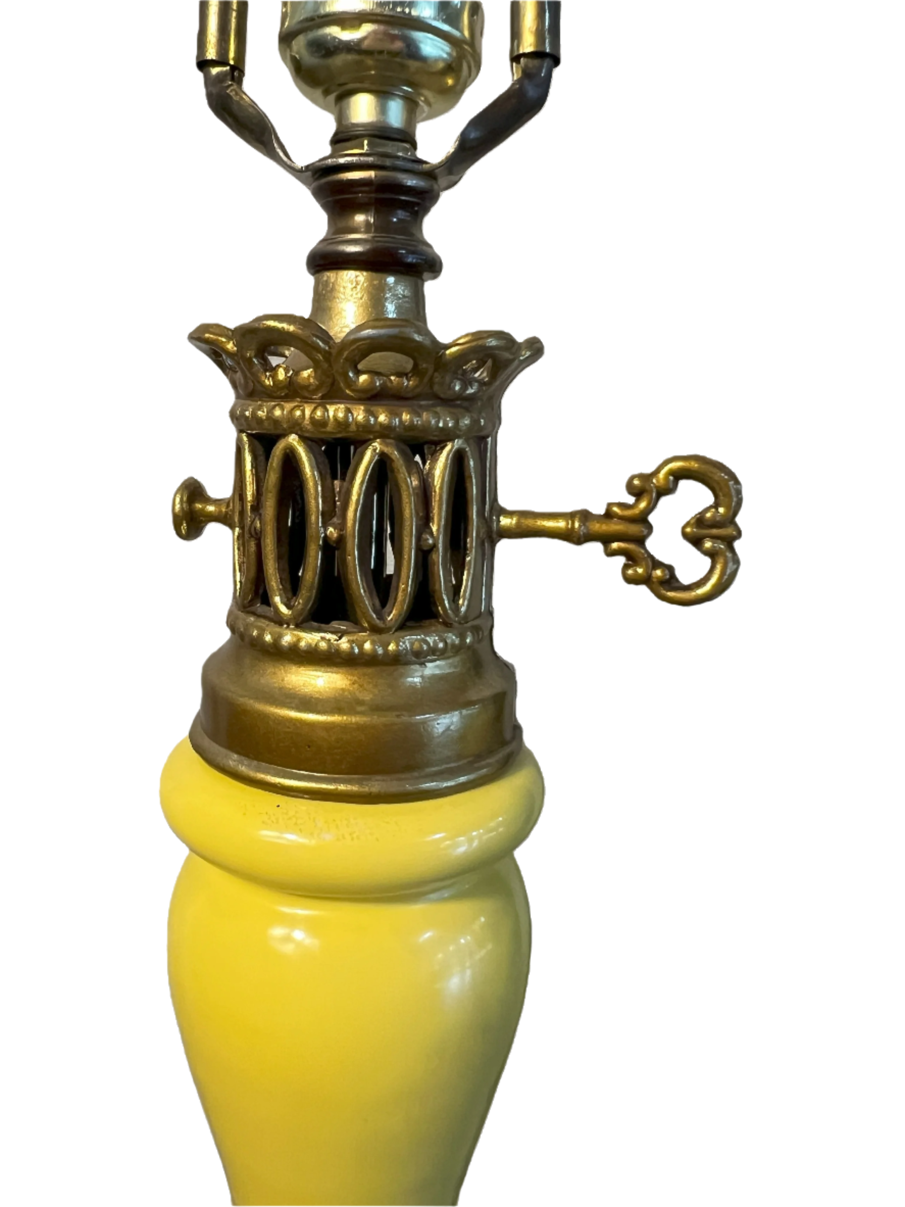 VINTAGE FRENCH OIL LAMP STYLE YELLOW CERAMIC TABLE LAMP WITH ORNATE BRASS BASE