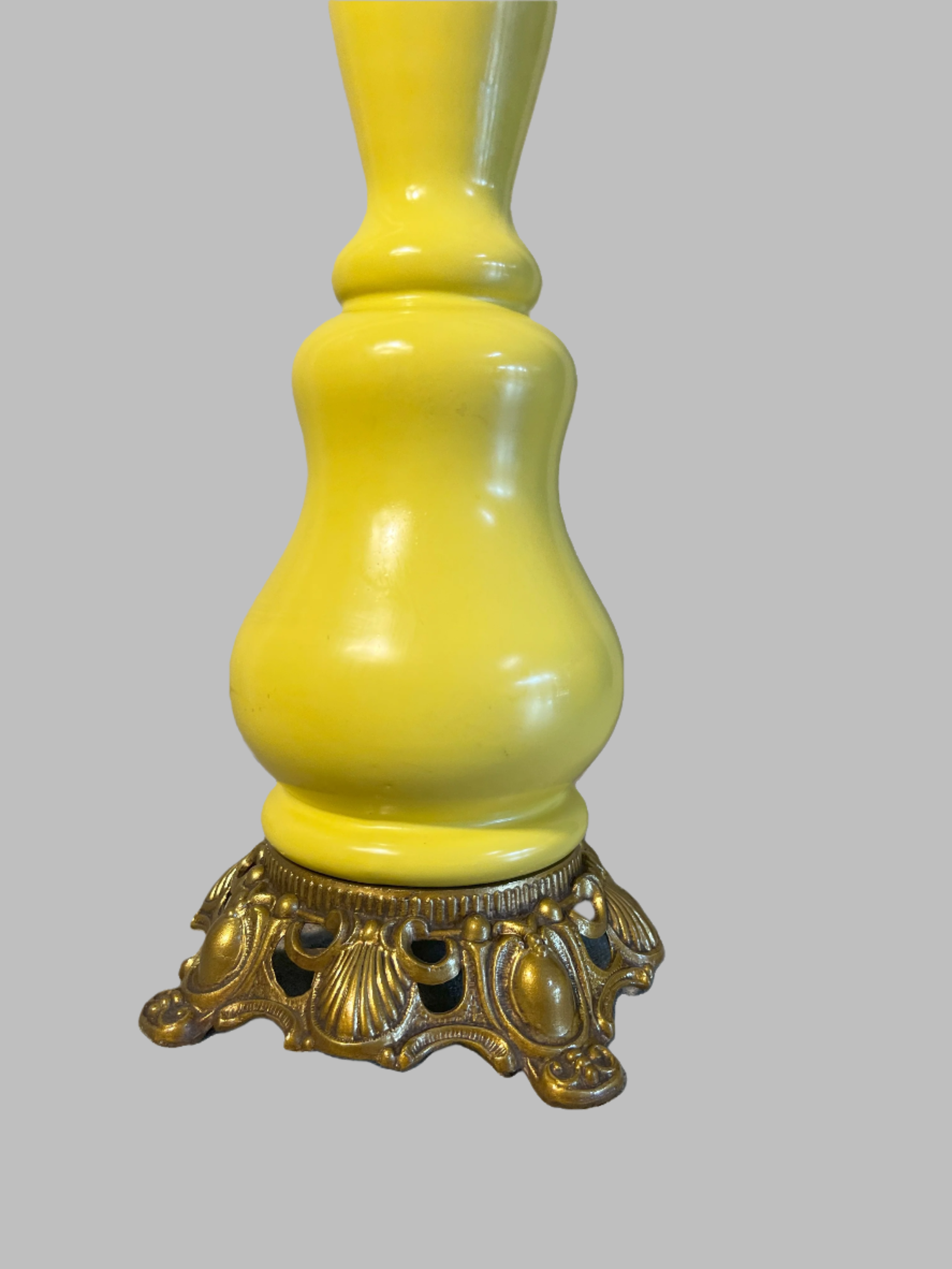VINTAGE FRENCH OIL LAMP STYLE YELLOW CERAMIC TABLE LAMP WITH ORNATE BRASS BASE