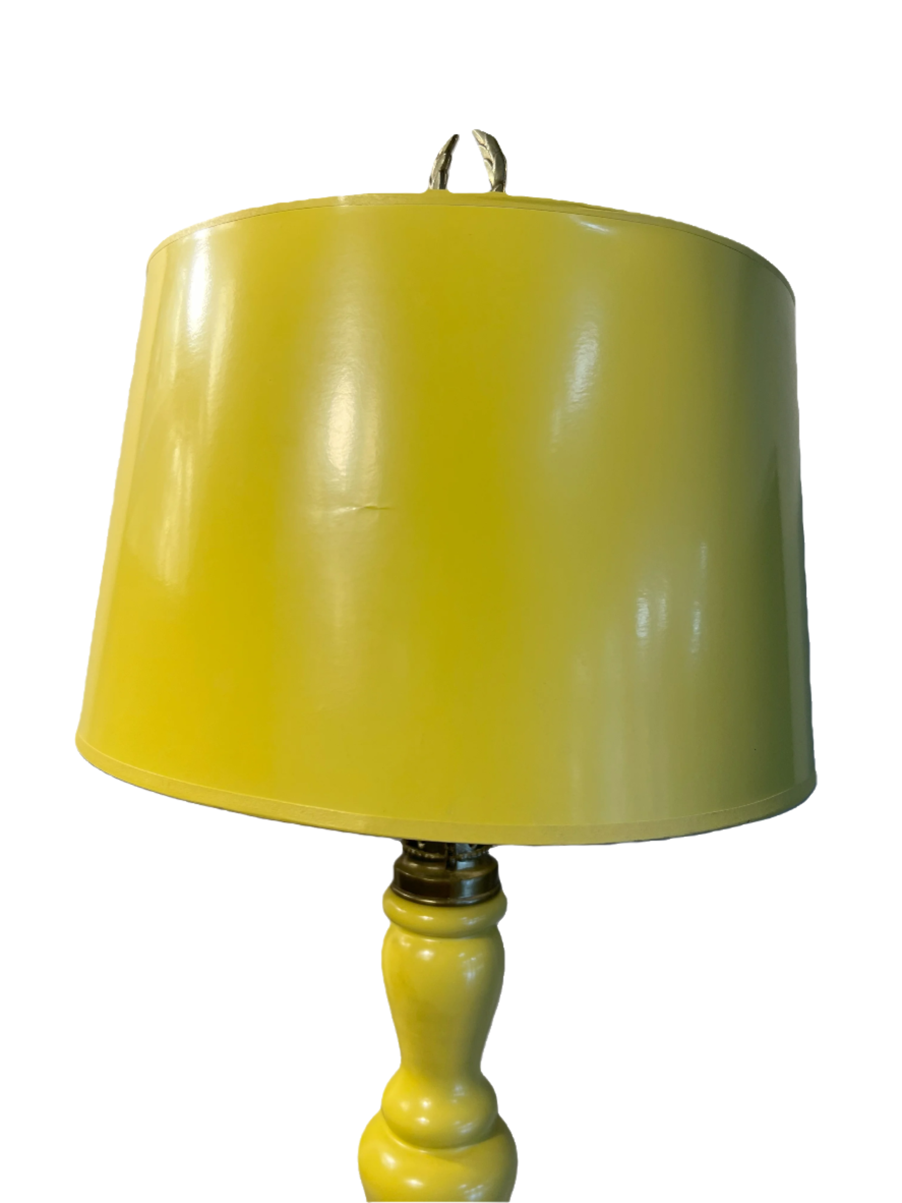 VINTAGE FRENCH OIL LAMP STYLE YELLOW CERAMIC TABLE LAMP WITH ORNATE BRASS BASE