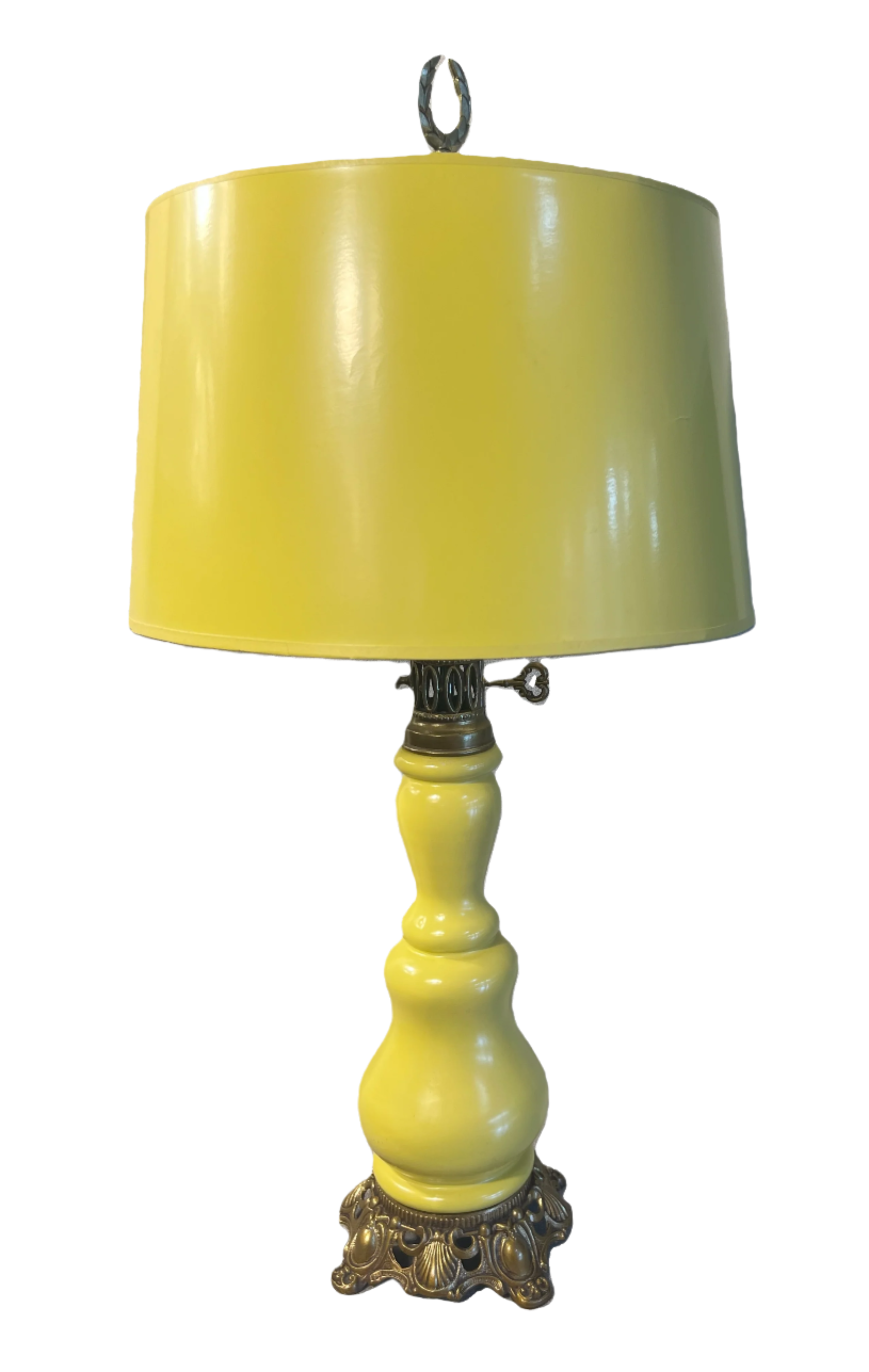 VINTAGE FRENCH OIL LAMP STYLE YELLOW CERAMIC TABLE LAMP WITH ORNATE BRASS BASE