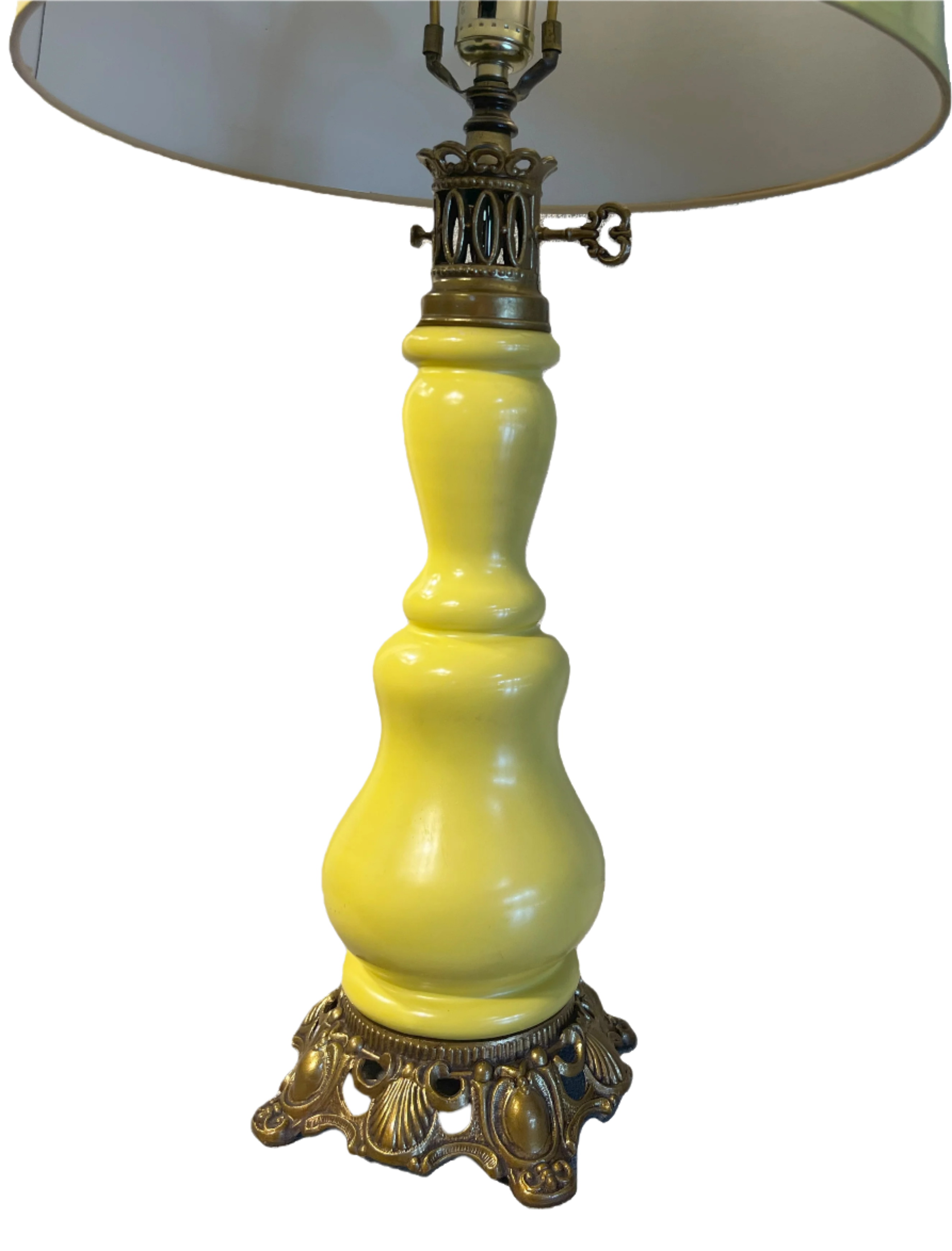 VINTAGE FRENCH OIL LAMP STYLE YELLOW CERAMIC TABLE LAMP WITH ORNATE BRASS BASE