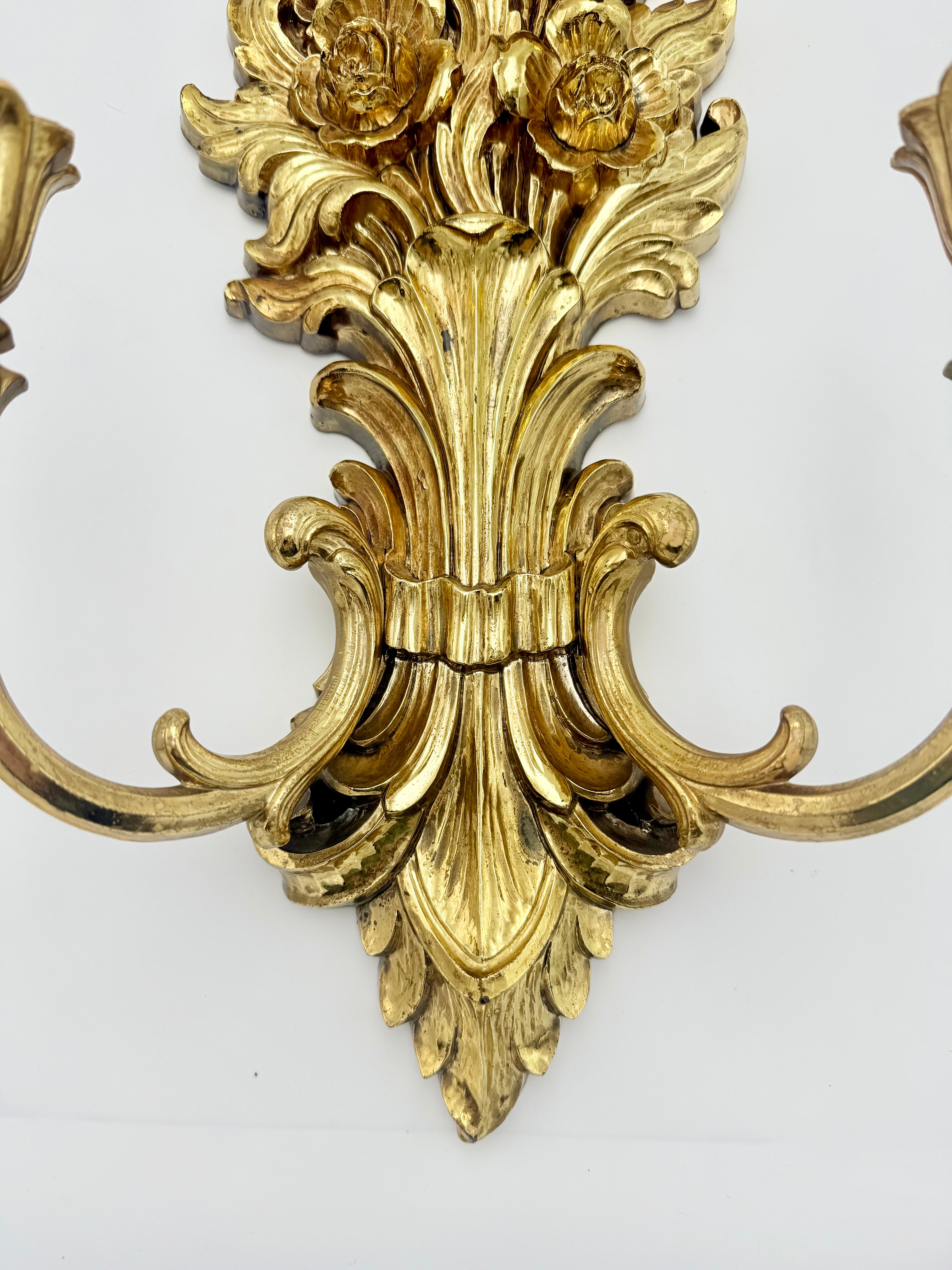 VINTAGE 1973 SYROCO BRIGHT GOLD FLORAL TWO-ARM WALL SCONCE – HOLLYWOOD REGENCY ROCOCO STYLE, GILT FLOWER DESIGN, MADE IN USA, 26 INCHES TALL