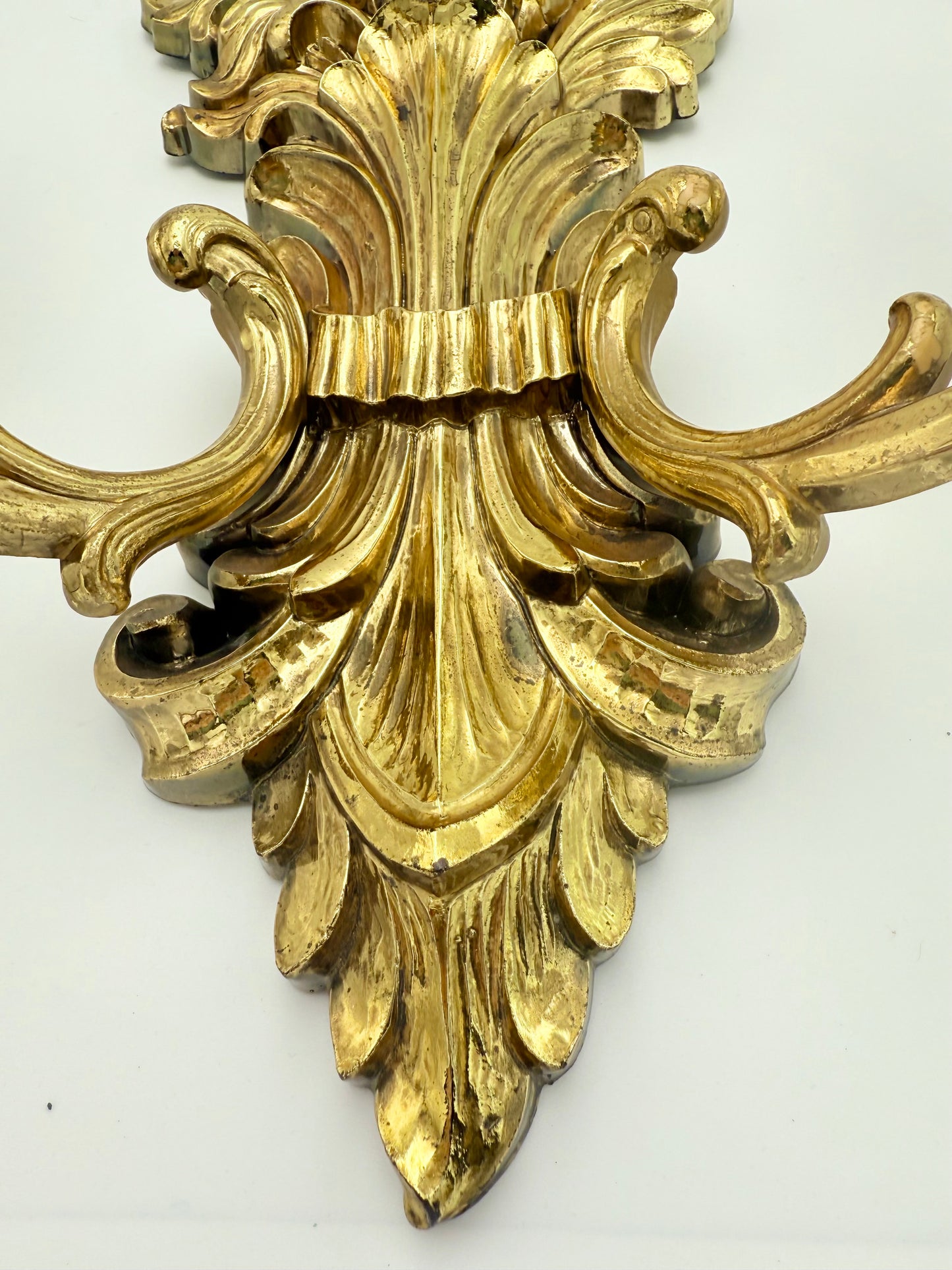 VINTAGE 1973 SYROCO BRIGHT GOLD FLORAL TWO-ARM WALL SCONCE – HOLLYWOOD REGENCY ROCOCO STYLE, GILT FLOWER DESIGN, MADE IN USA, 26 INCHES TALL