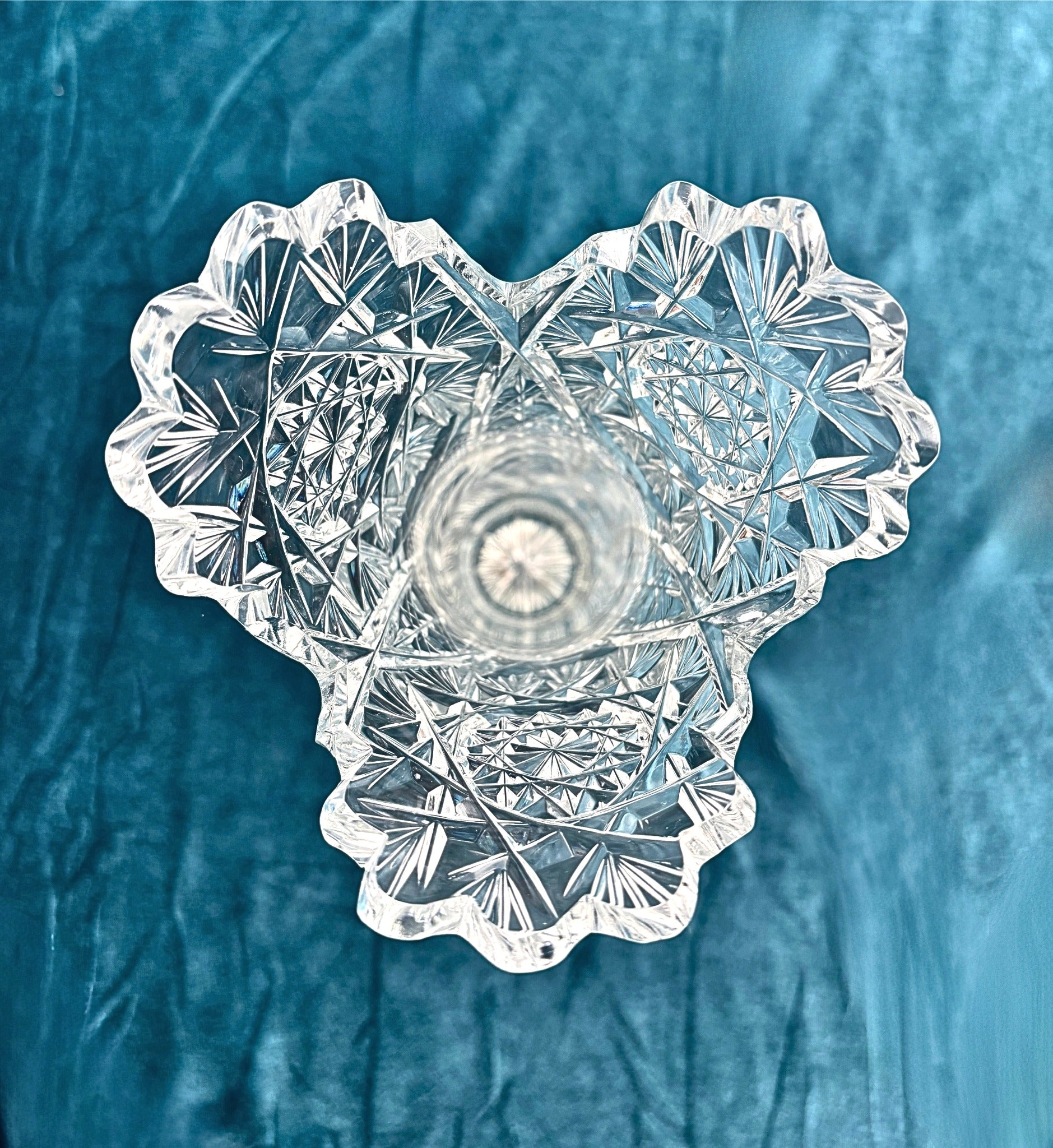 VINTAGE DEEP CUT CRYSTAL VASE WITH TREFOIL SCALLOPED RIM