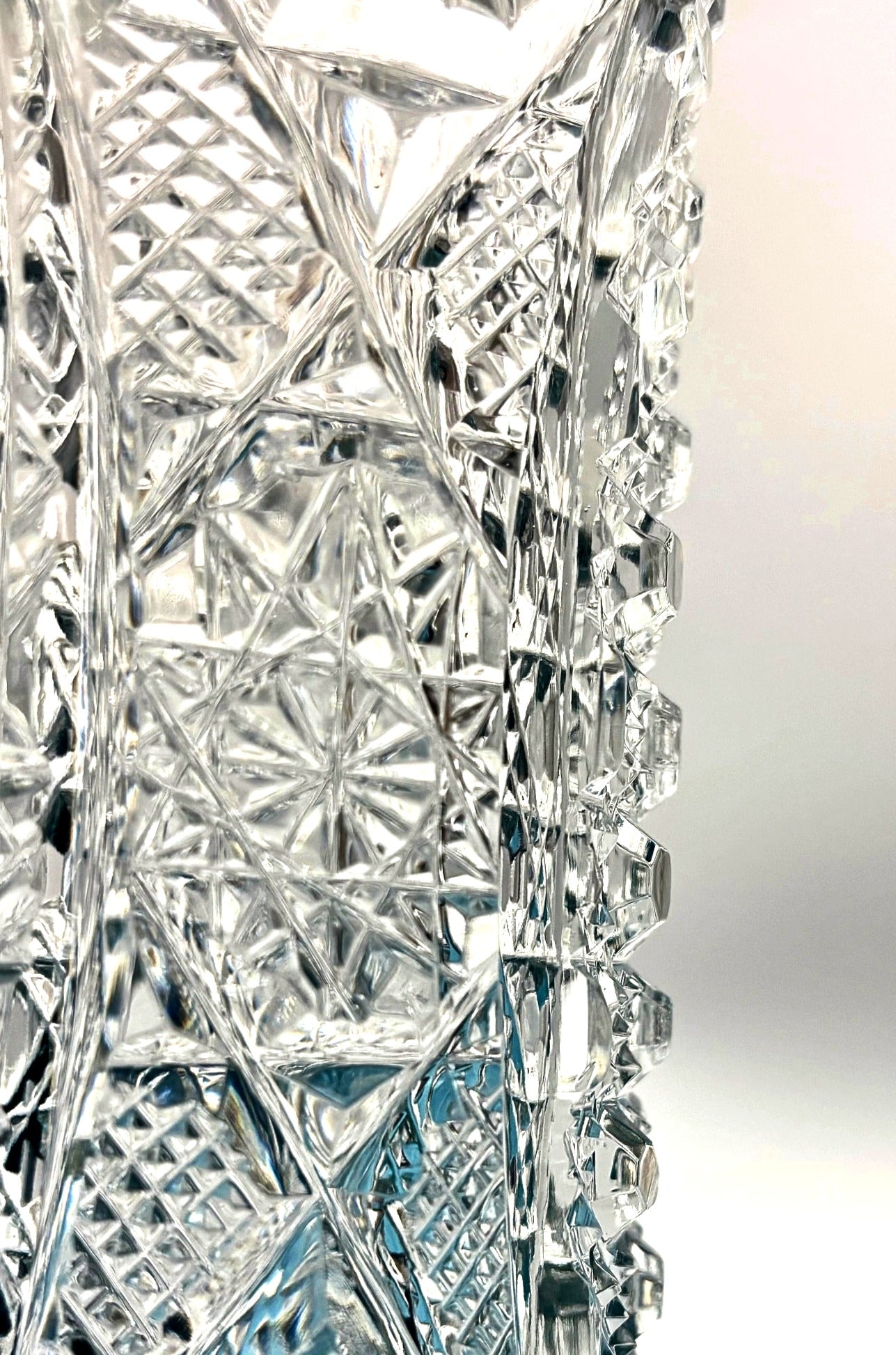 VINTAGE DEEP CUT CRYSTAL VASE WITH TREFOIL SCALLOPED RIM