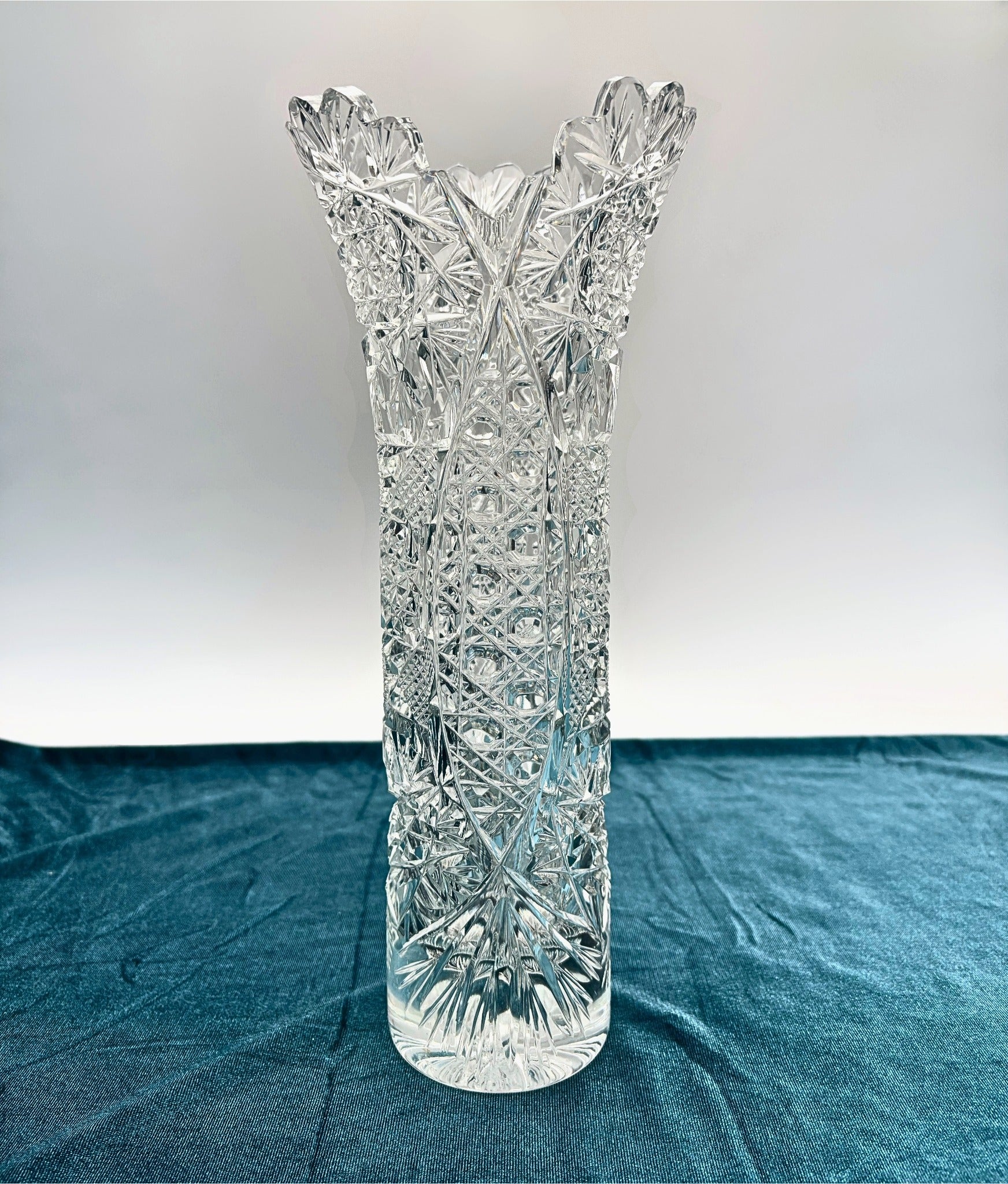 VINTAGE DEEP CUT CRYSTAL VASE WITH TREFOIL SCALLOPED RIM