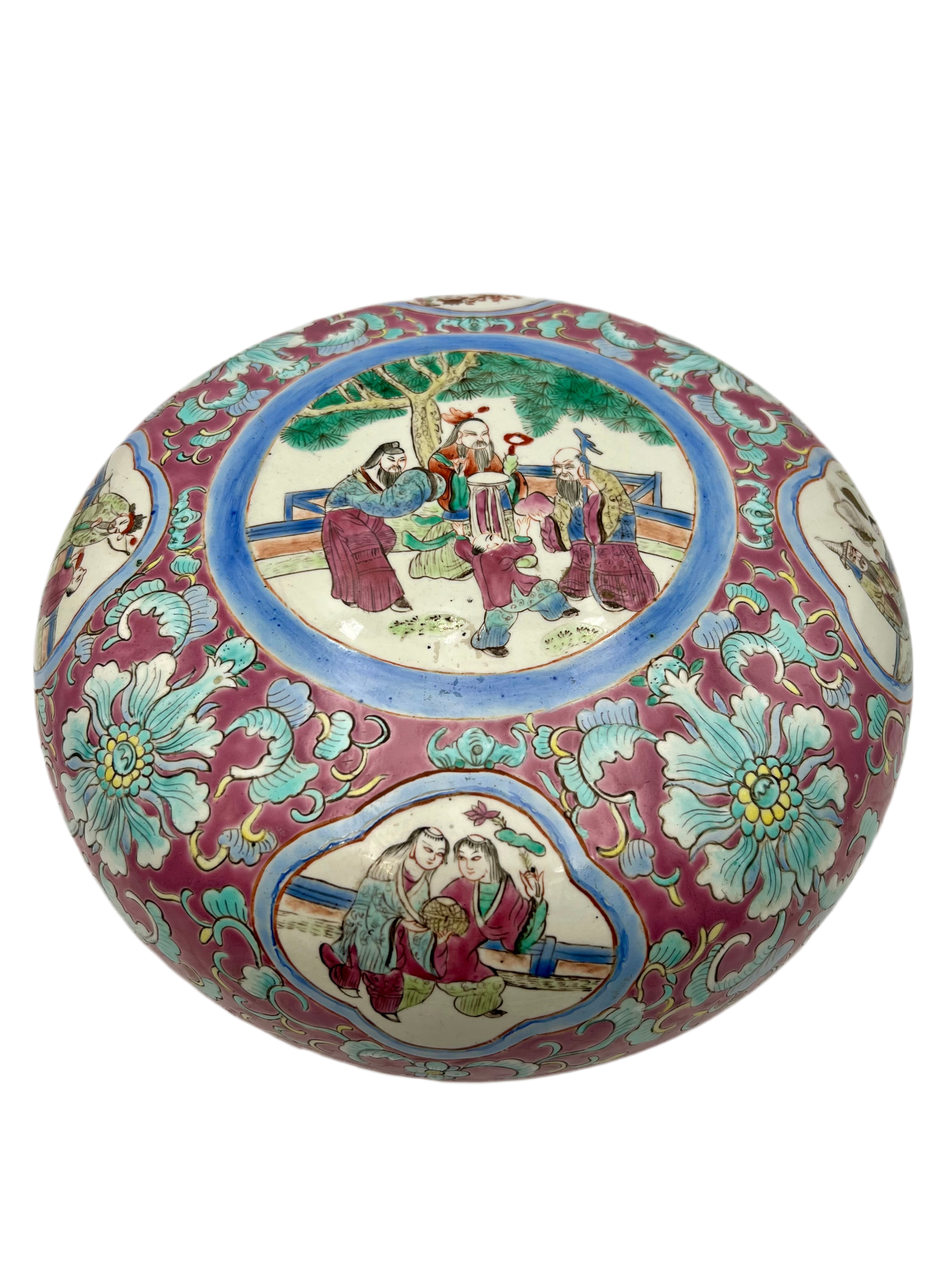 ANTIQUE LARGE CHINESE PORCELAIN  CIRCULAR BOX AND COVER