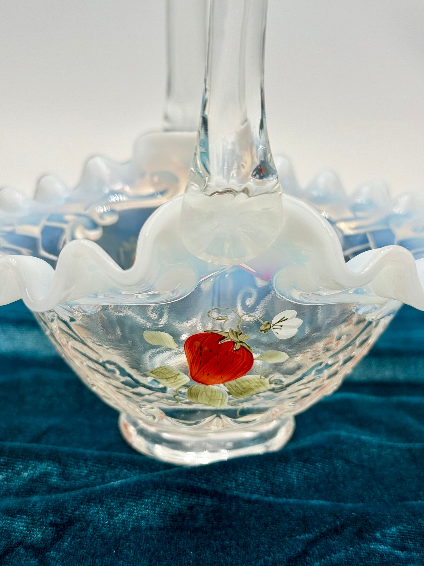 VINTAGE 1980s FENTON HAND-PAINTED STRAWBERRY BASKET – OPALESCENT GLASS WITH RUFFLED EDGE – 8x6.5 IN – EXCELLENT CONDITION