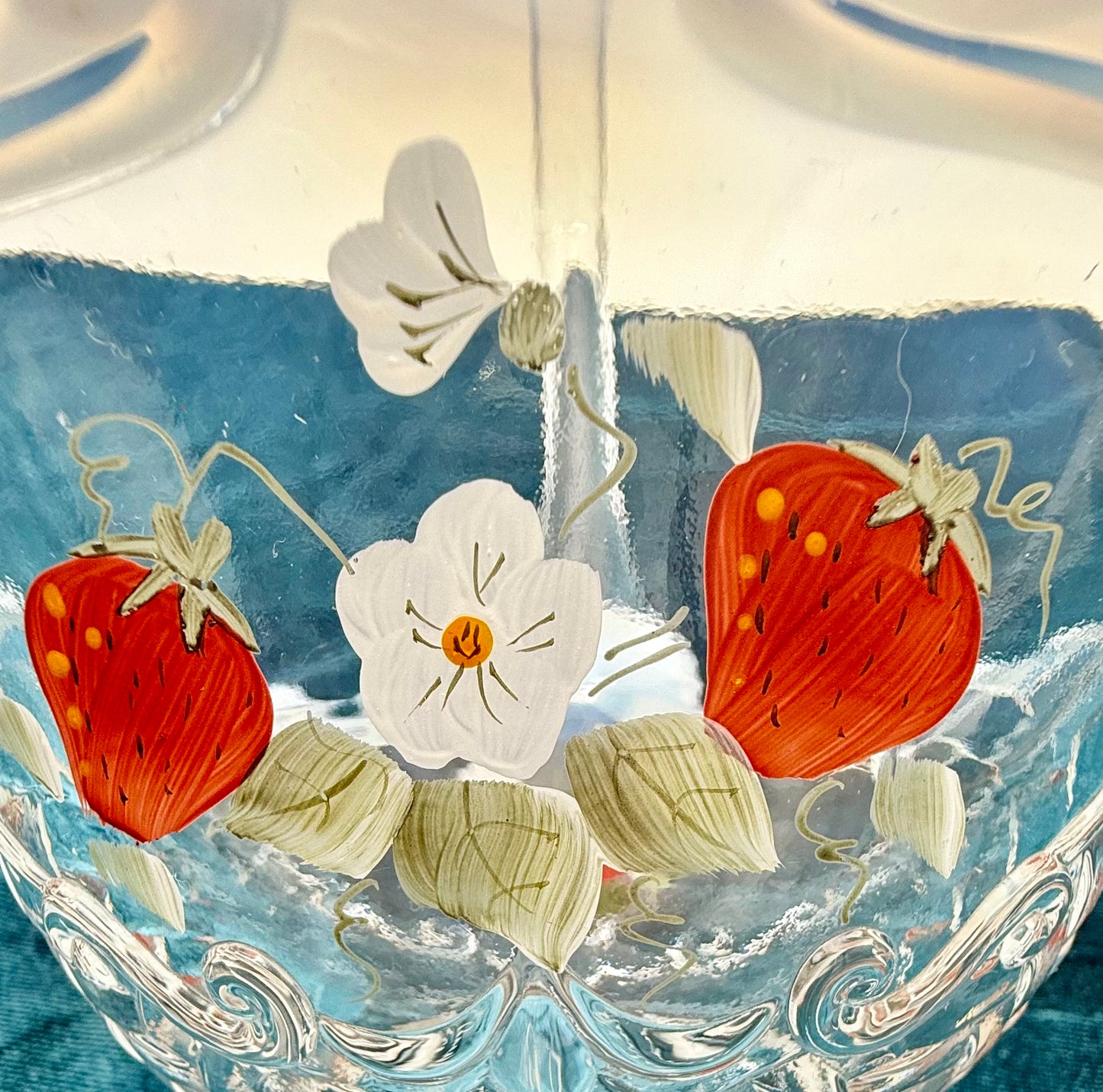 VINTAGE 1980s FENTON HAND-PAINTED STRAWBERRY BASKET – OPALESCENT GLASS WITH RUFFLED EDGE – 8x6.5 IN – EXCELLENT CONDITION