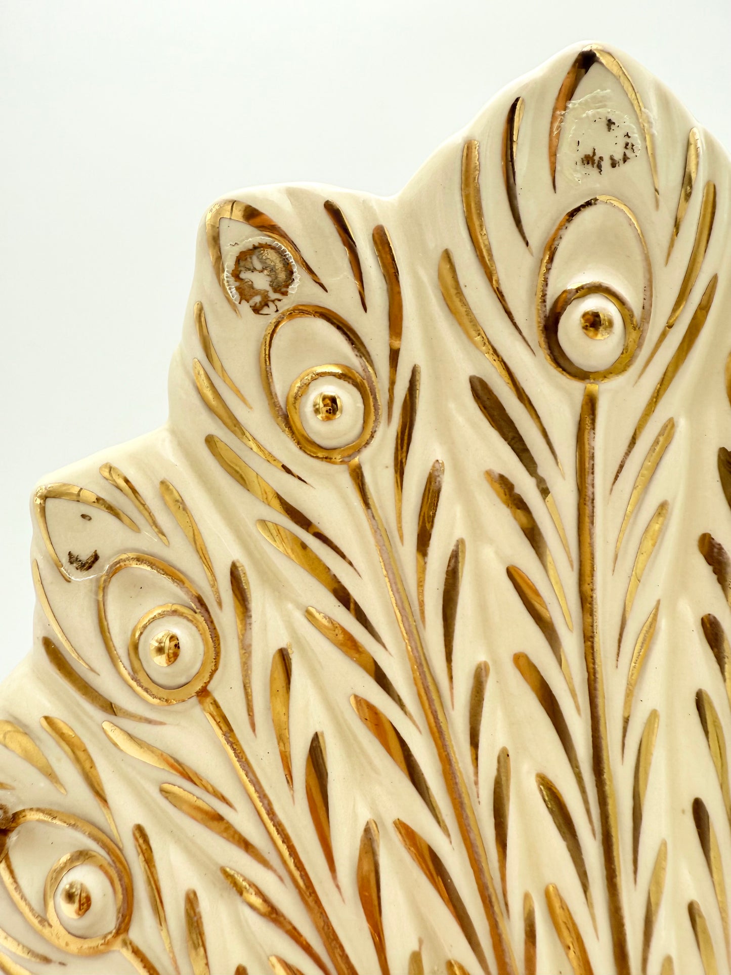 VINTAGE IVORY AND GOLD PEACOCK VASE – MID-CENTURY HOLLYWOOD REGENCY CERAMIC – ELEGANT P198 POTTERY PLANTER