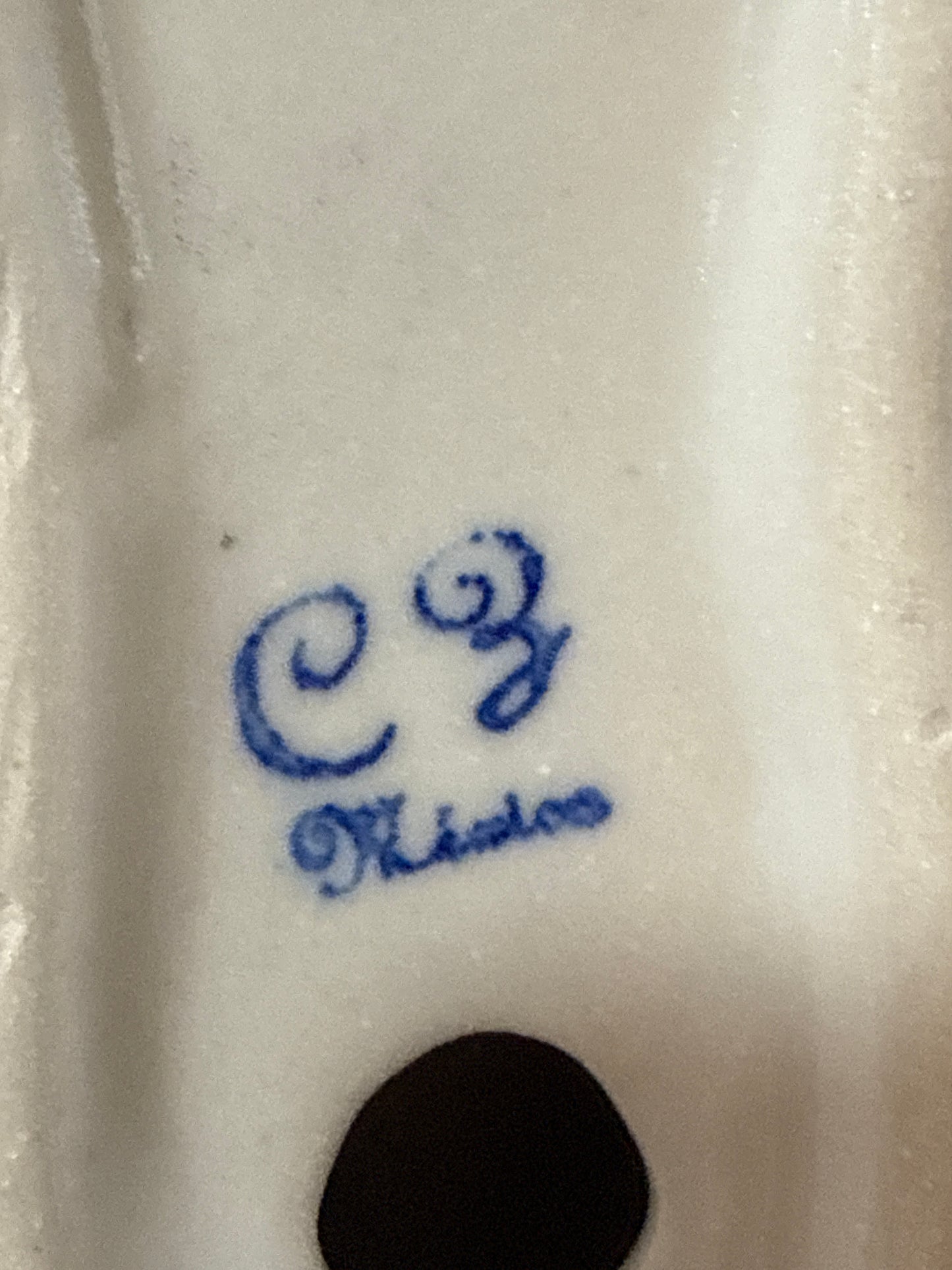 VINTAGE PORTUGUESE HAND-PAINTED CERAMIC NAPKIN HOLDER – SIGNED “CZ KILDOS” – FLORAL BURGUNDY & GREEN – 1960s–1980s