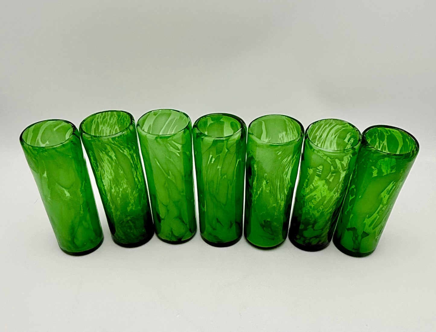 VINTAGE HAND BLOWN GREEN GLASS TUMBLERS – SET OF 7 ARTISAN SWIRL DRINKING GLASSES MID CENTURY MODERN BARWARE