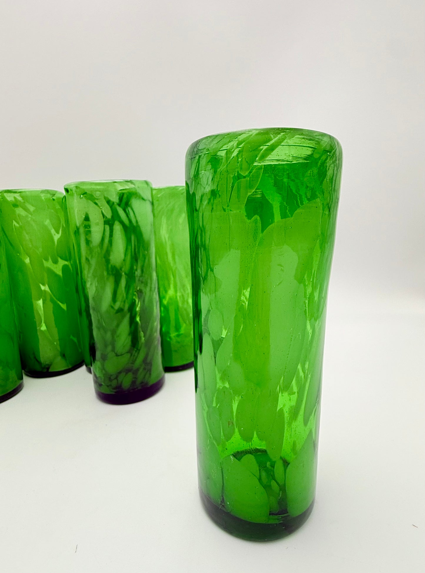 VINTAGE HAND BLOWN GREEN GLASS TUMBLERS – SET OF 7 ARTISAN SWIRL DRINKING GLASSES MID CENTURY MODERN BARWARE