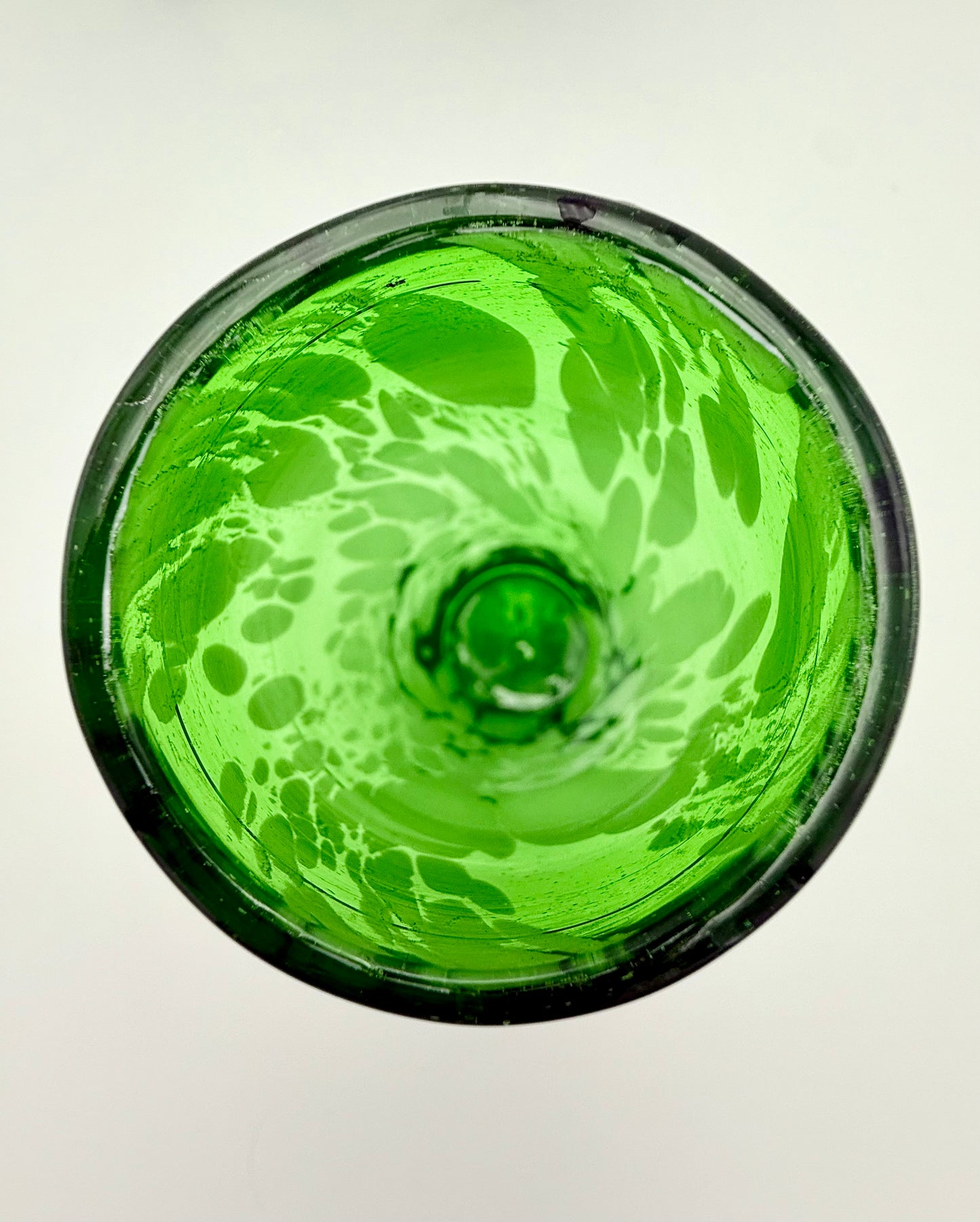 VINTAGE HAND BLOWN GREEN GLASS TUMBLERS – SET OF 7 ARTISAN SWIRL DRINKING GLASSES MID CENTURY MODERN BARWARE