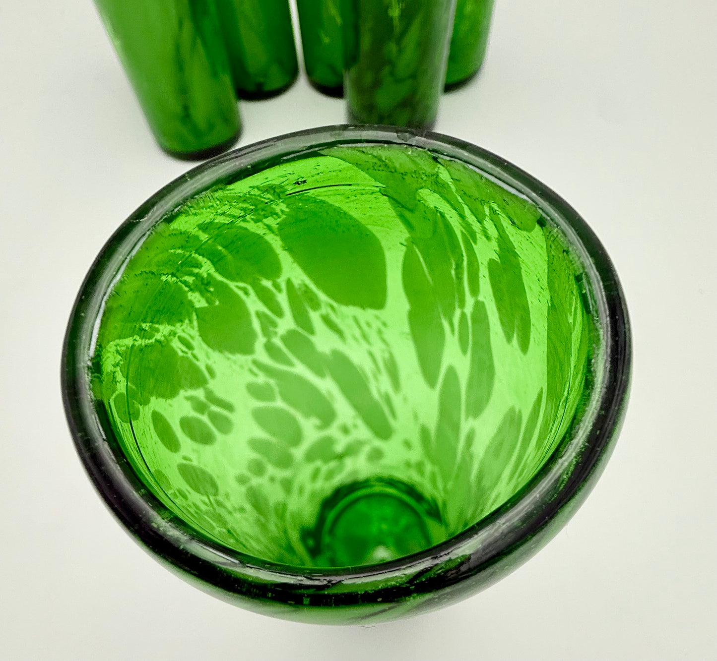 VINTAGE HAND BLOWN GREEN GLASS TUMBLERS – SET OF 7 ARTISAN SWIRL DRINKING GLASSES MID CENTURY MODERN BARWARE