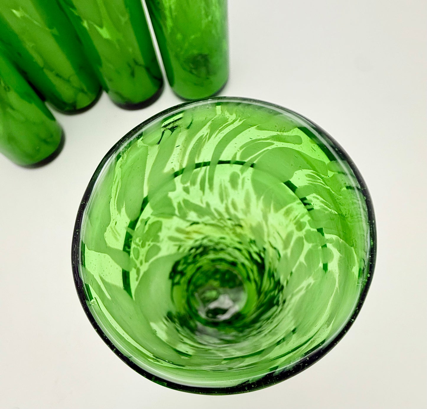 VINTAGE HAND BLOWN GREEN GLASS TUMBLERS – SET OF 7 ARTISAN SWIRL DRINKING GLASSES MID CENTURY MODERN BARWARE
