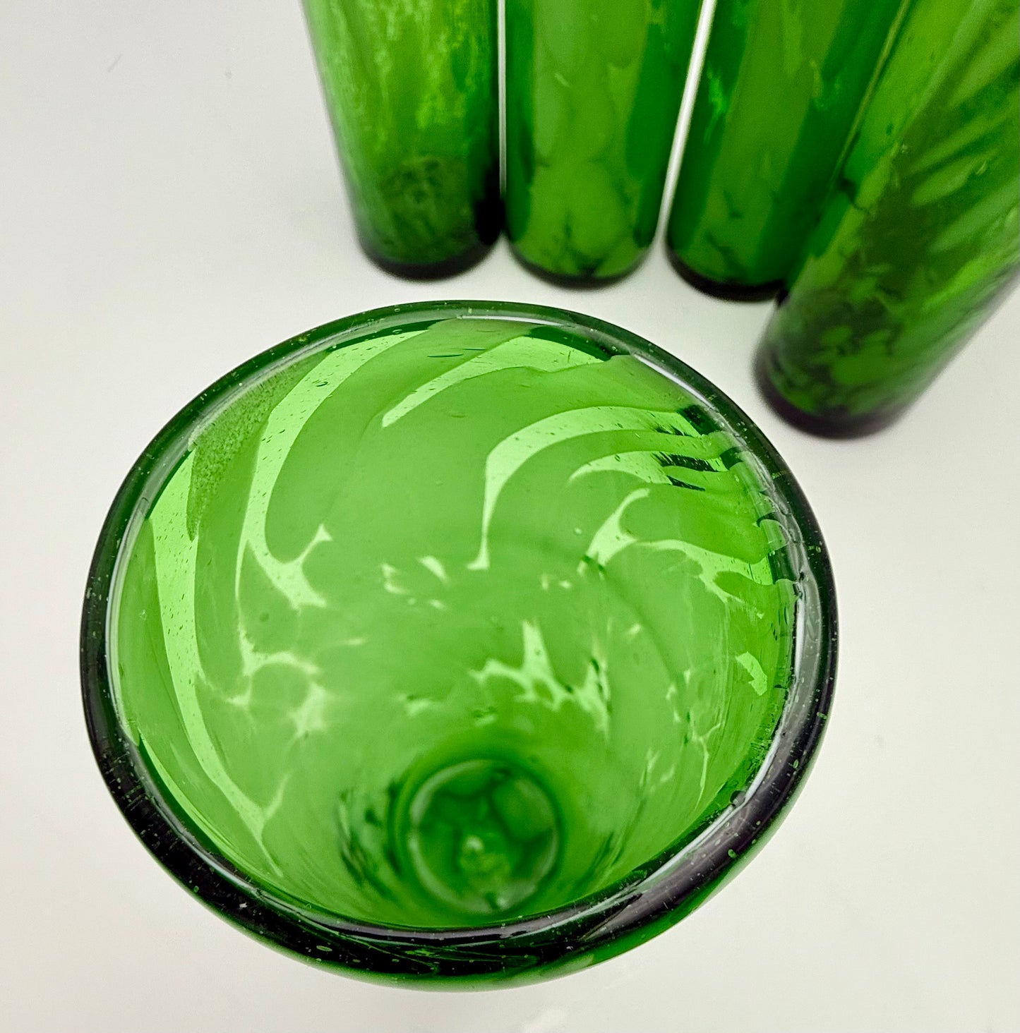 VINTAGE HAND BLOWN GREEN GLASS TUMBLERS – SET OF 7 ARTISAN SWIRL DRINKING GLASSES MID CENTURY MODERN BARWARE