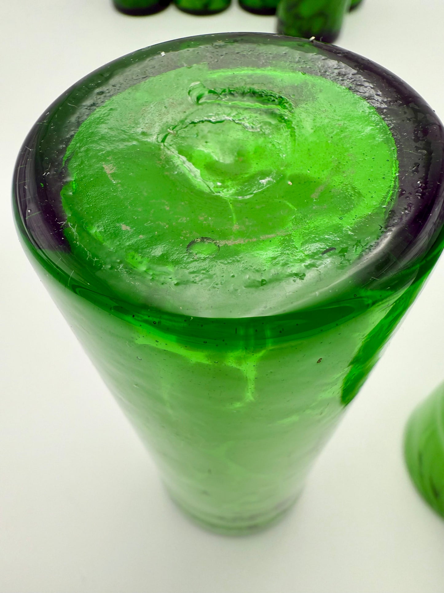 VINTAGE HAND BLOWN GREEN GLASS TUMBLERS – SET OF 7 ARTISAN SWIRL DRINKING GLASSES MID CENTURY MODERN BARWARE