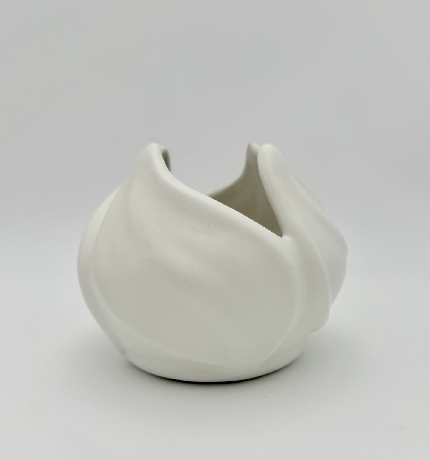 VAN BRIGGLE WHITE LOTUS BOWL – COLORADO SPRINGS ART POTTERY, SCULPTURAL ORGANIC FORM, MID-CENTURY ART NOUVEAU STYLE