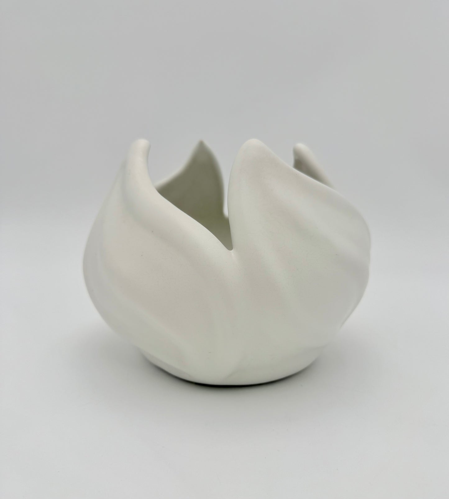 VAN BRIGGLE WHITE LOTUS BOWL – COLORADO SPRINGS ART POTTERY, SCULPTURAL ORGANIC FORM, MID-CENTURY ART NOUVEAU STYLE