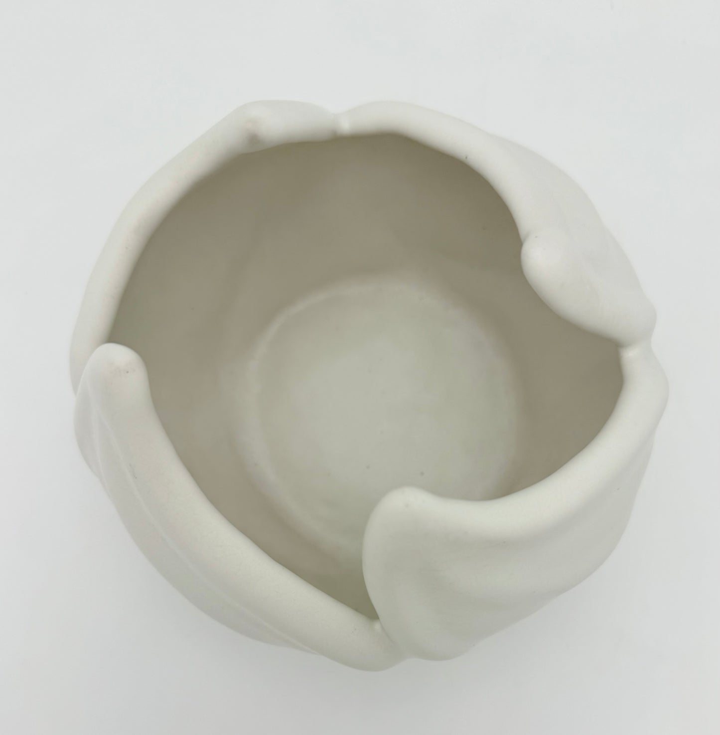 VAN BRIGGLE WHITE LOTUS BOWL – COLORADO SPRINGS ART POTTERY, SCULPTURAL ORGANIC FORM, MID-CENTURY ART NOUVEAU STYLE