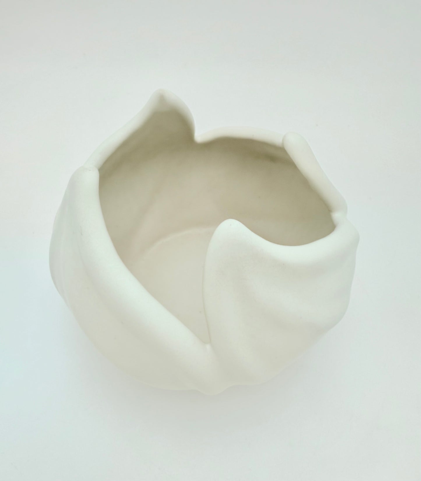VAN BRIGGLE WHITE LOTUS BOWL – COLORADO SPRINGS ART POTTERY, SCULPTURAL ORGANIC FORM, MID-CENTURY ART NOUVEAU STYLE