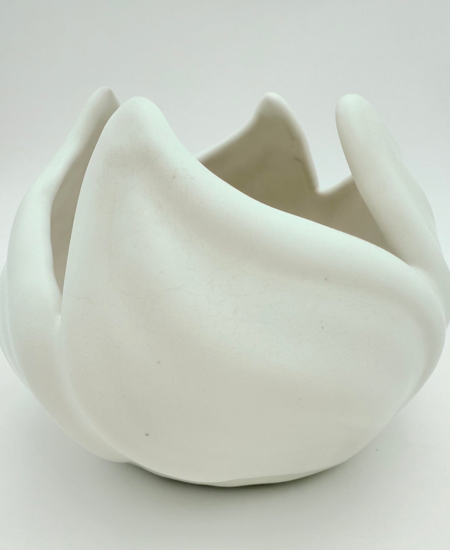 VAN BRIGGLE WHITE LOTUS BOWL – COLORADO SPRINGS ART POTTERY, SCULPTURAL ORGANIC FORM, MID-CENTURY ART NOUVEAU STYLE
