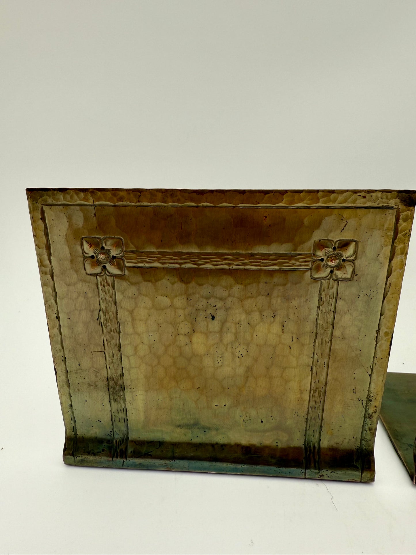 ANTIQUE ARTS & CRAFTS HAMMERED BRASS BOOKENDS • FLORAL & BRAIDED BORDER • HB MAKER’S MARK • CIRCA 1905–1920