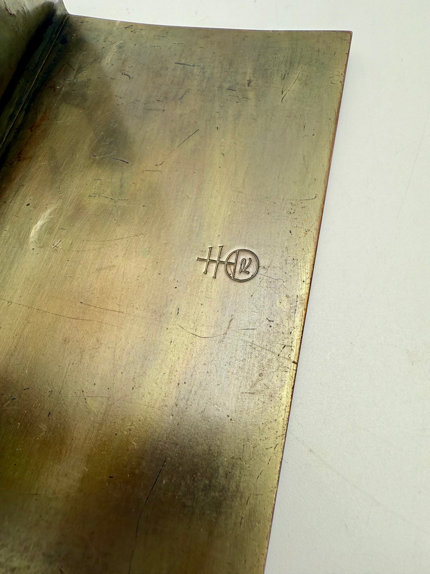 ANTIQUE ARTS & CRAFTS HAMMERED BRASS BOOKENDS • FLORAL & BRAIDED BORDER • HB MAKER’S MARK • CIRCA 1905–1920