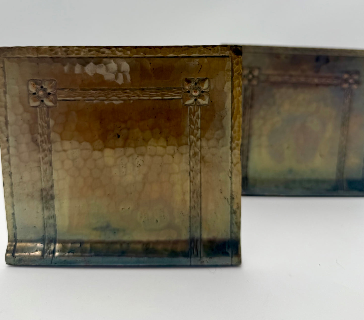 ANTIQUE ARTS & CRAFTS HAMMERED BRASS BOOKENDS • FLORAL & BRAIDED BORDER • HB MAKER’S MARK • CIRCA 1905–1920