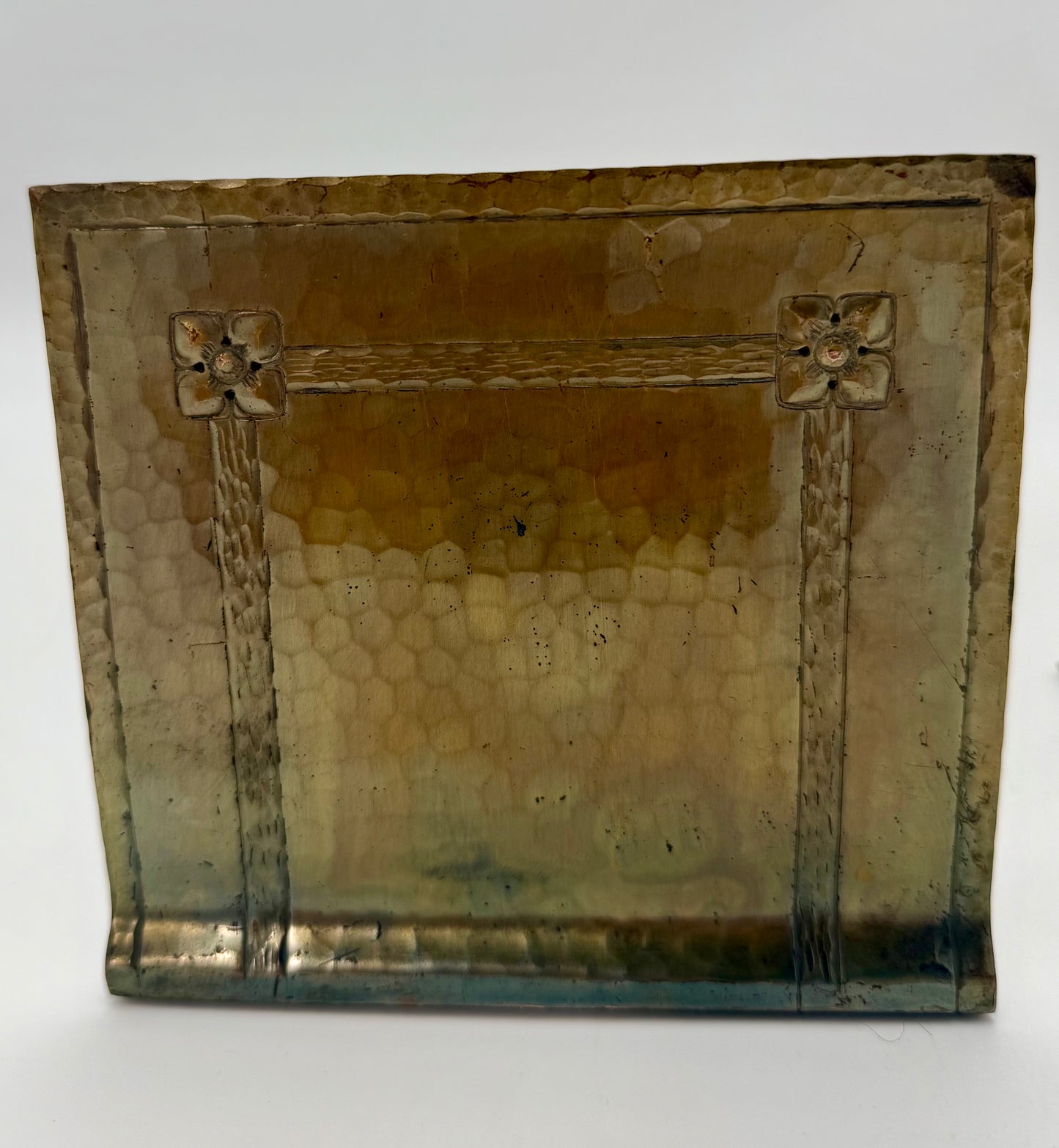 ANTIQUE ARTS & CRAFTS HAMMERED BRASS BOOKENDS • FLORAL & BRAIDED BORDER • HB MAKER’S MARK • CIRCA 1905–1920