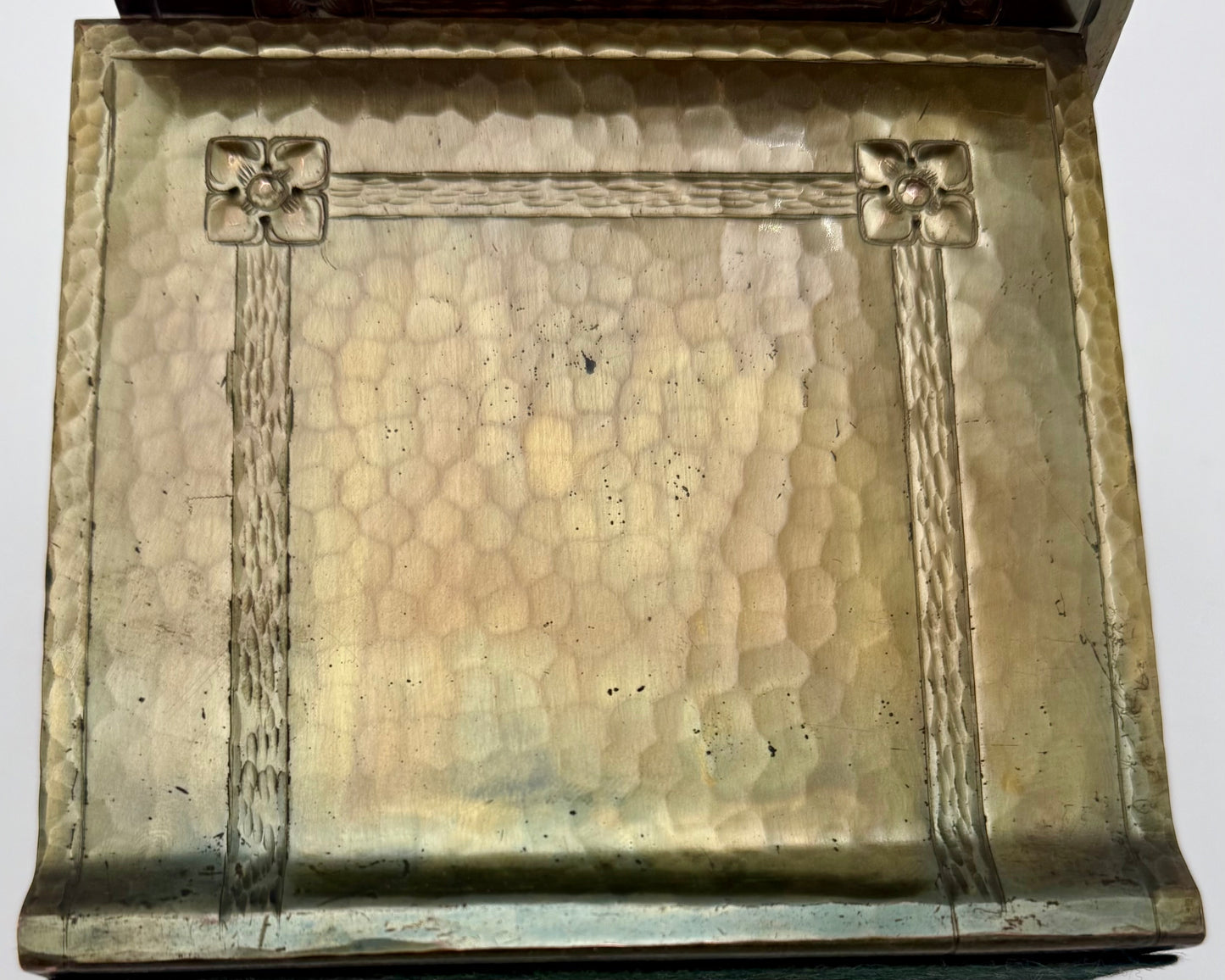 ANTIQUE ARTS & CRAFTS HAMMERED BRASS BOOKENDS • FLORAL & BRAIDED BORDER • HB MAKER’S MARK • CIRCA 1905–1920