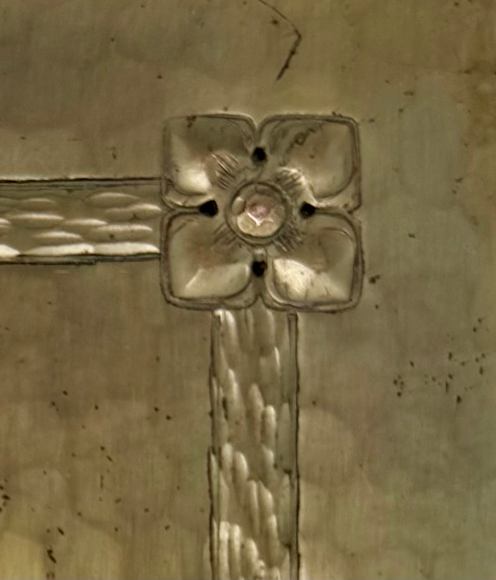 ANTIQUE ARTS & CRAFTS HAMMERED BRASS BOOKENDS • FLORAL & BRAIDED BORDER • HB MAKER’S MARK • CIRCA 1905–1920