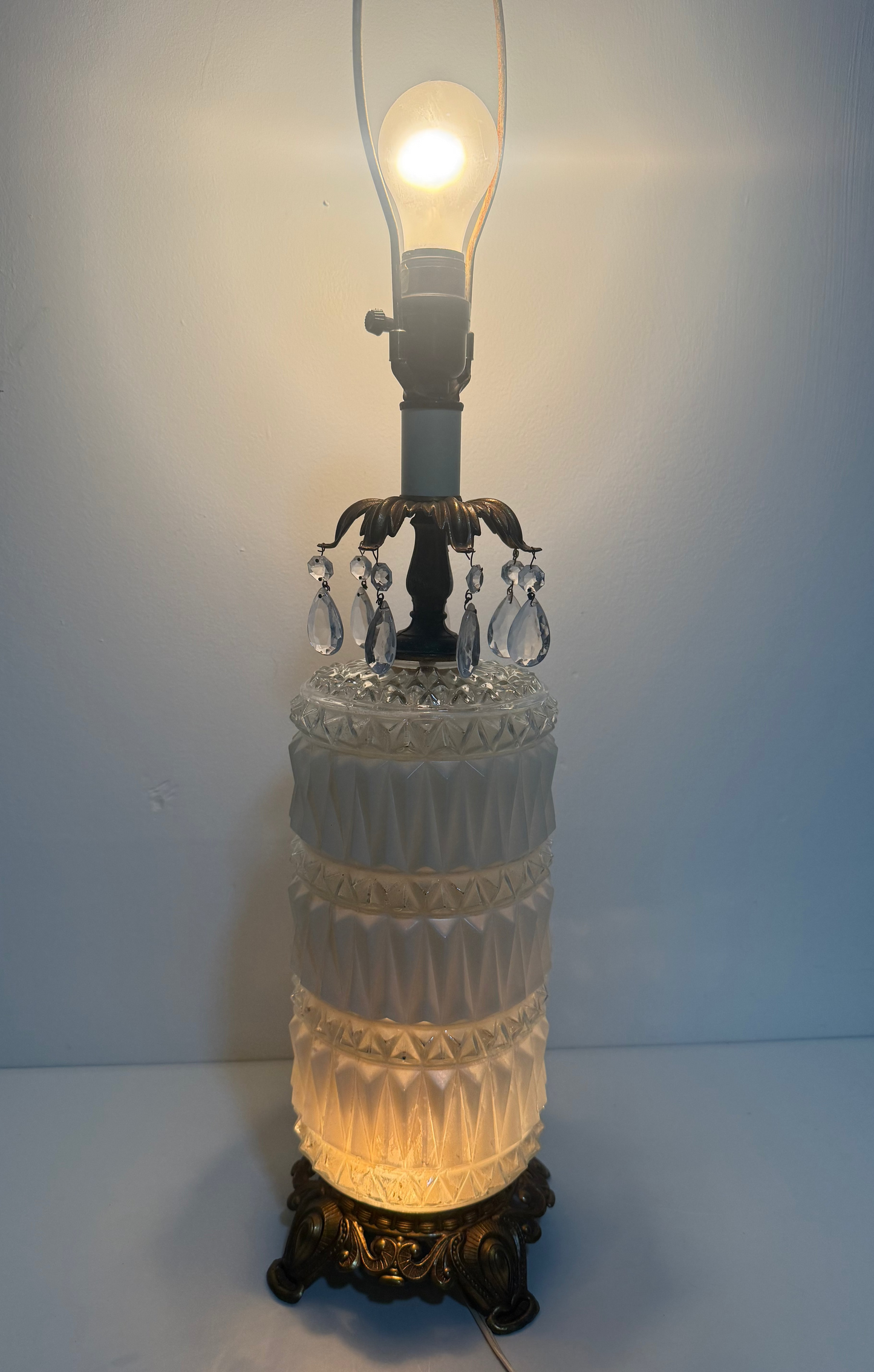 VINTAGE HOLLYWOOD REGENCY MILK GLASS TABLE LAMP – 31.5” – DIAMOND CUT GLOWING BASE – CRYSTAL PRISMS – MID CENTURY GLAM