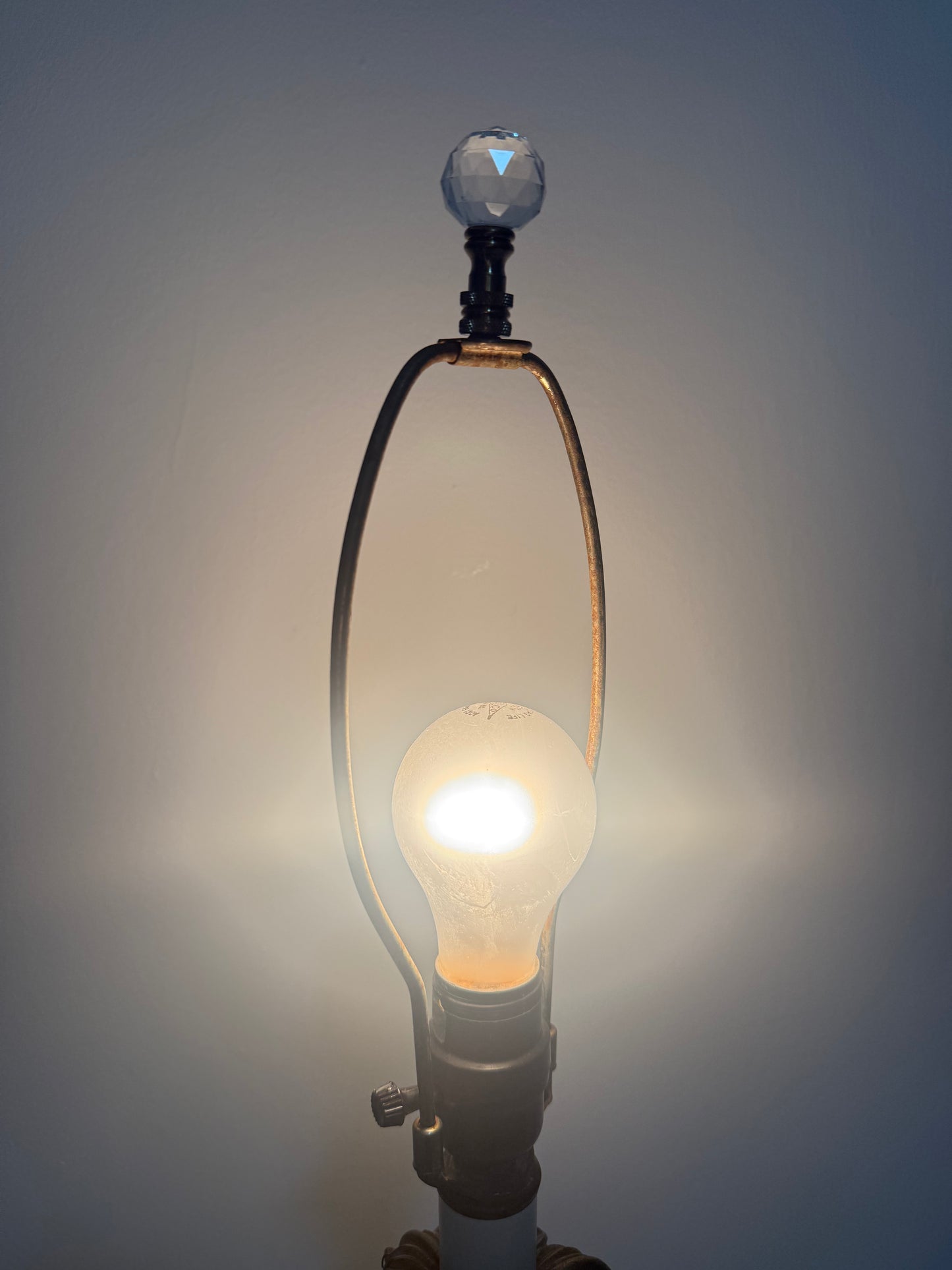 VINTAGE HOLLYWOOD REGENCY MILK GLASS TABLE LAMP – 31.5” – DIAMOND CUT GLOWING BASE – CRYSTAL PRISMS – MID CENTURY GLAM