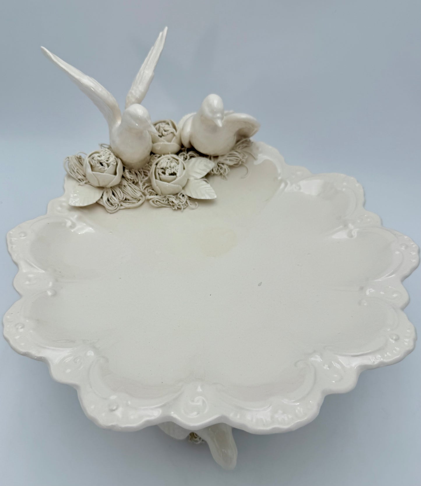 VINTAGE CAPODIMONTE STYLE PEDESTAL CENTERPIECE WITH THREE DOVES AND FLORAL SPAGHETTI PORCELAIN DETAILING