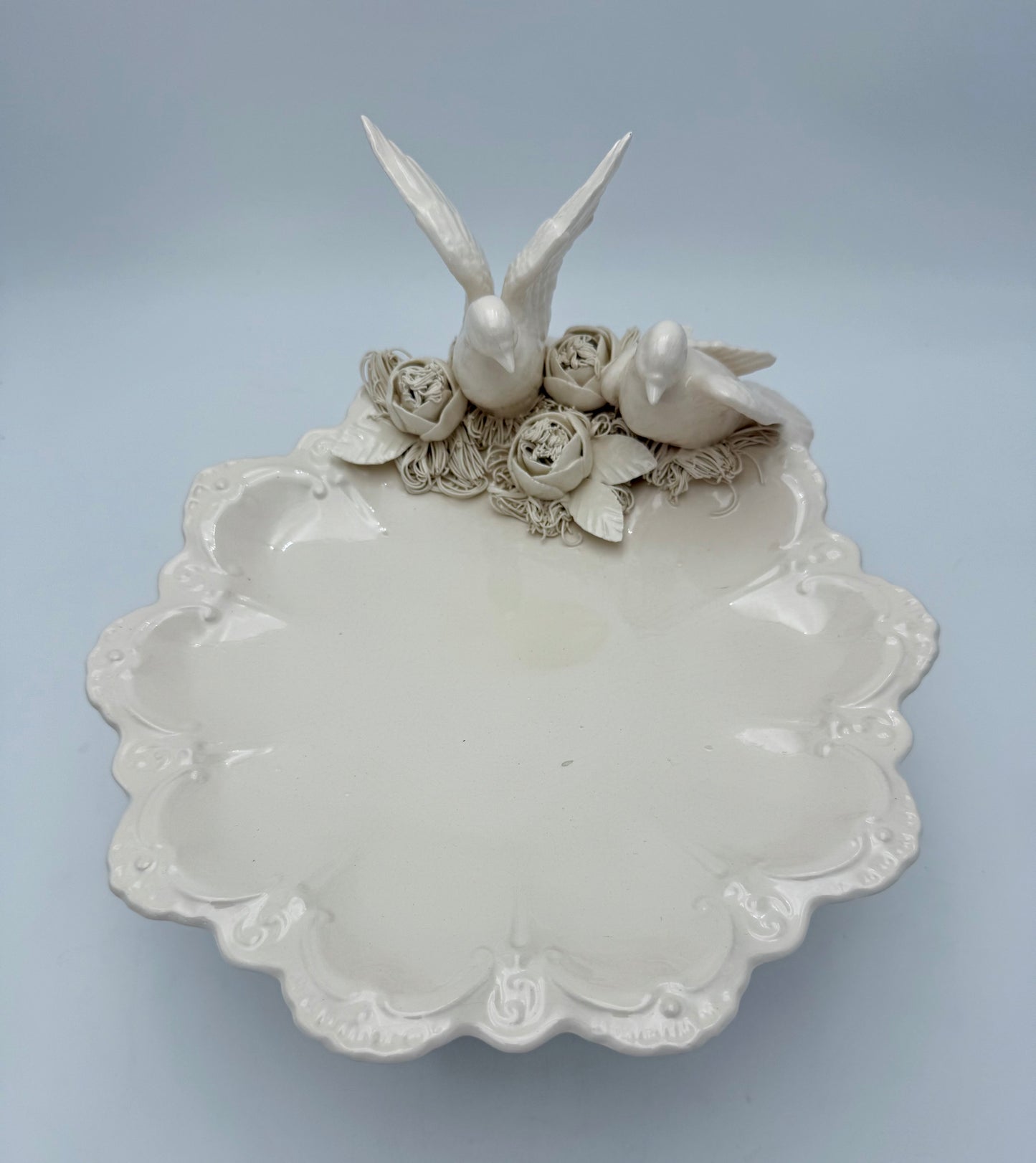 VINTAGE CAPODIMONTE STYLE PEDESTAL CENTERPIECE WITH THREE DOVES AND FLORAL SPAGHETTI PORCELAIN DETAILING